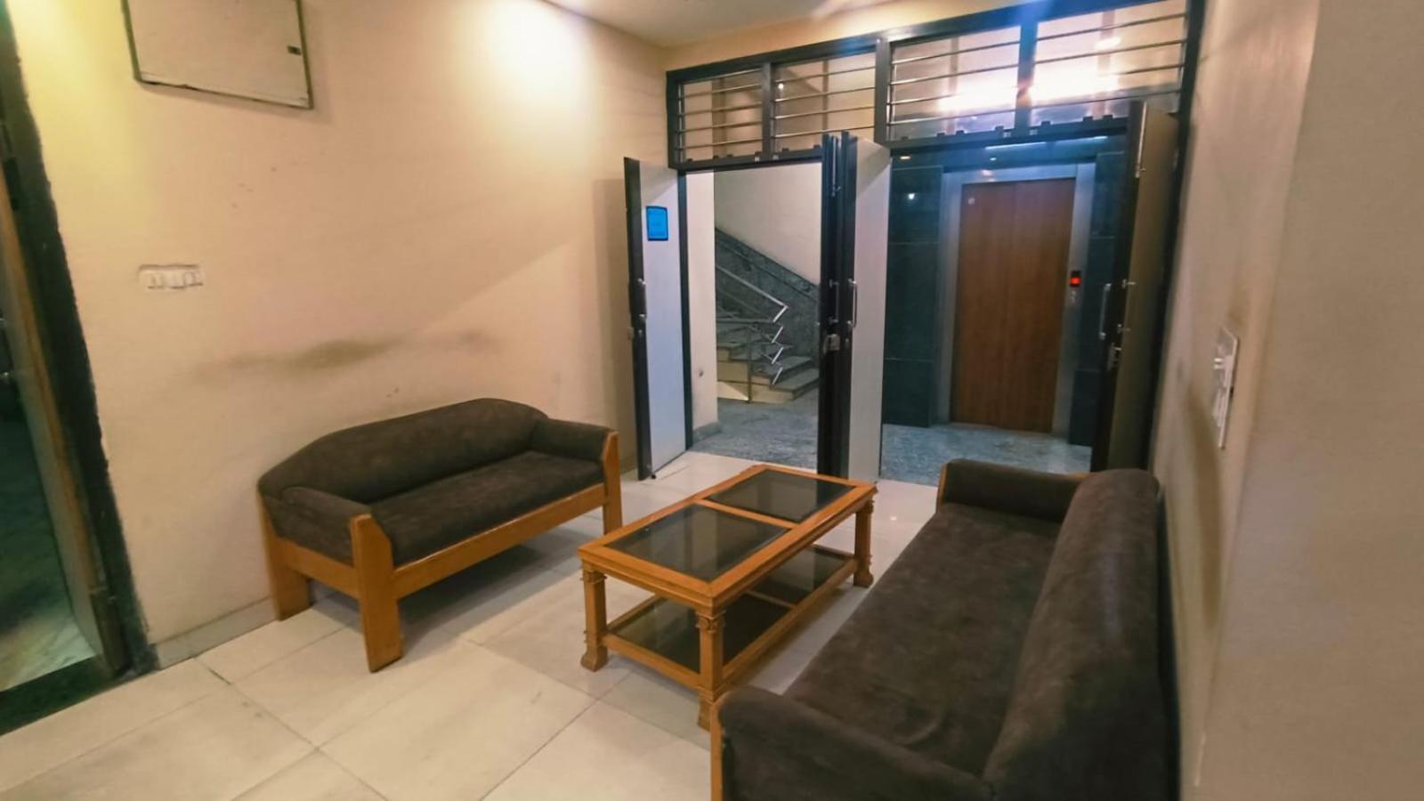 Luxury Adarsh Nagar Metro Pillar No 100 Hotel