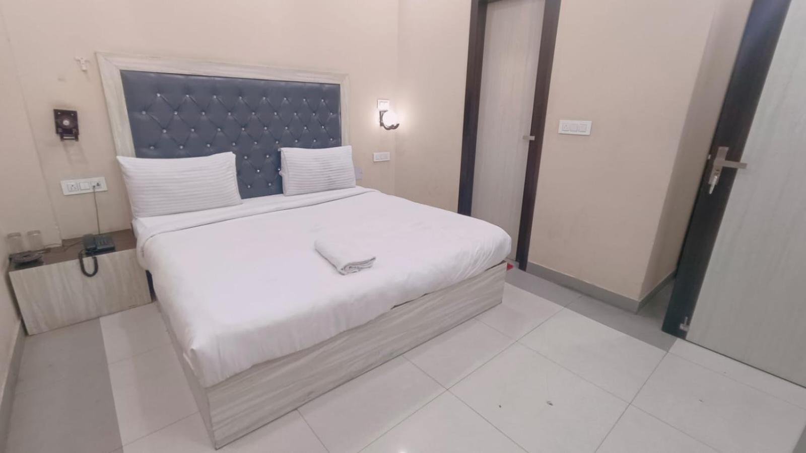 Luxury Adarsh Nagar Metro Pillar No 100 Hotel 3*