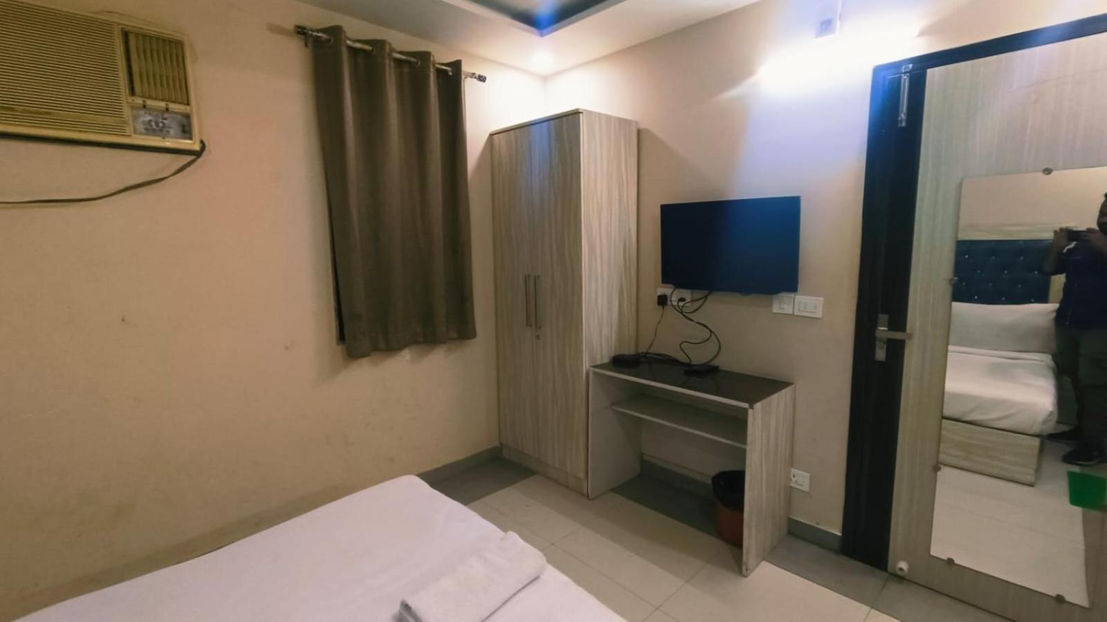 Luxury Adarsh Nagar Metro Pillar No 100 Hotel