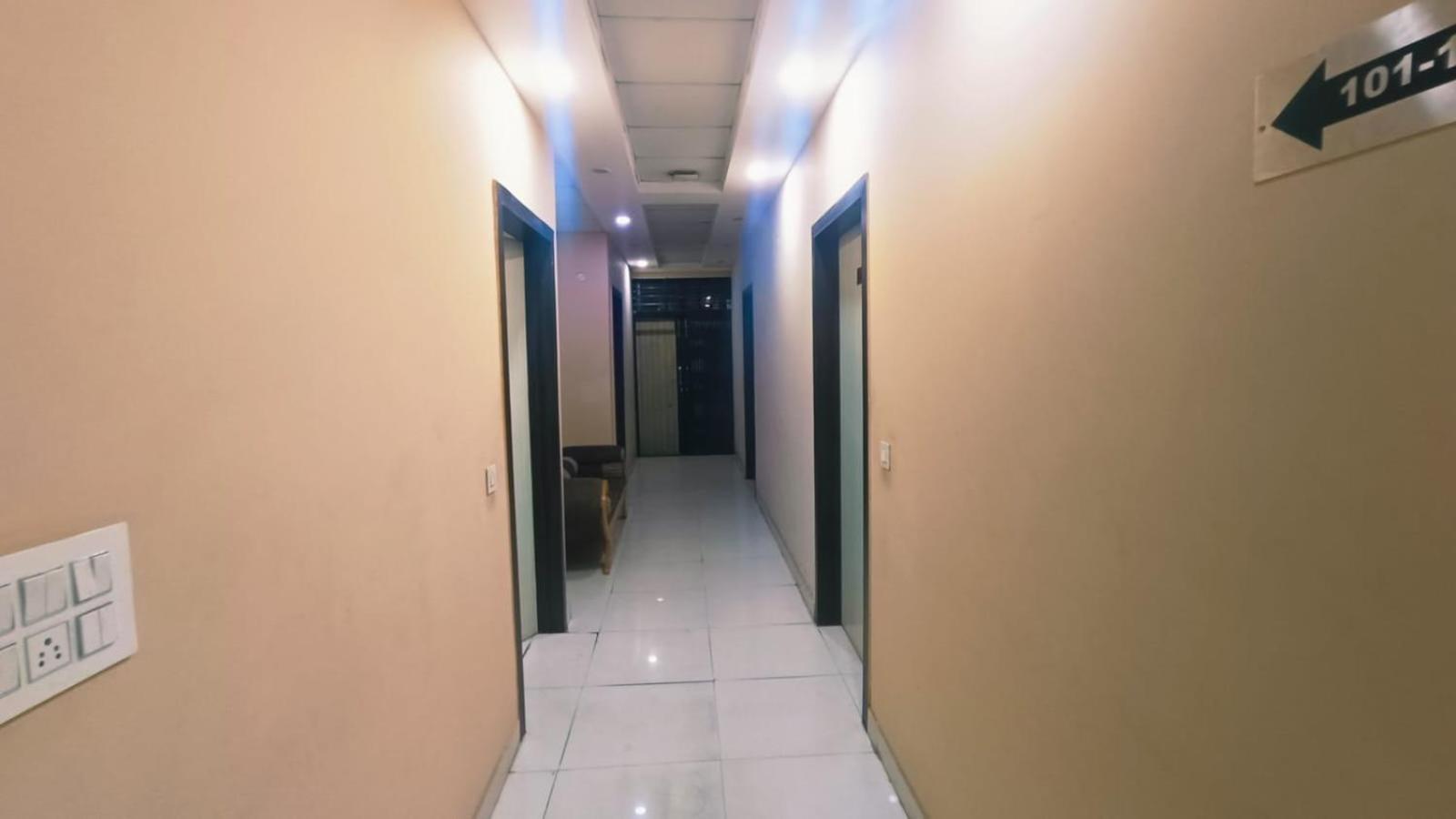 Hotel Luxury Adarsh Nagar Metro Pillar No 100 Delhi (National Capital Territory of India)