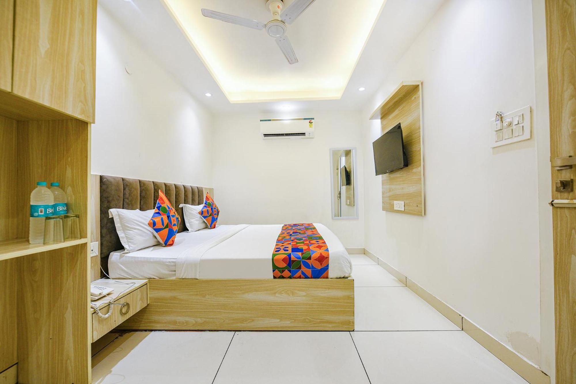 Fabhotel Luxury Near Adarsh Nagar Metro 3*