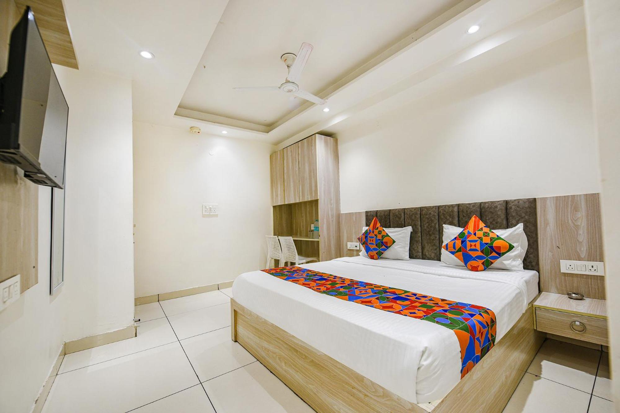 Hotel Fabhotel Luxury Near Adarsh Nagar Metro 3*