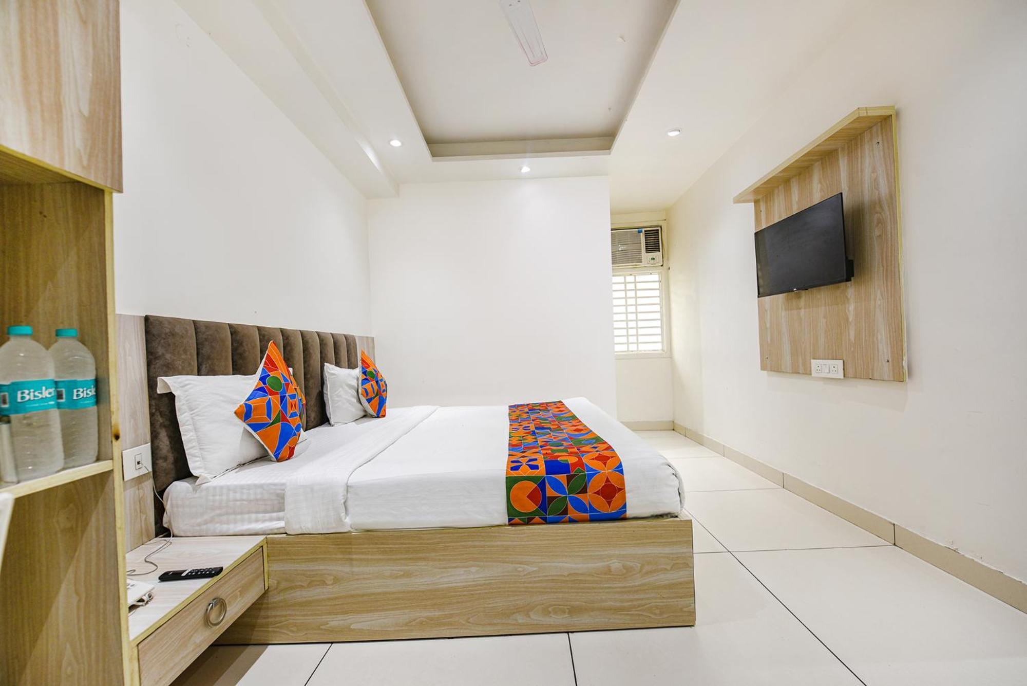 Fabhotel Luxury Near Adarsh Nagar Metro