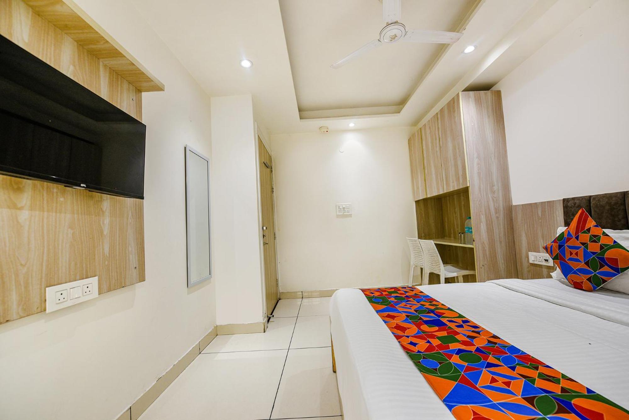 Hotel Fabhotel Luxury Near Adarsh Nagar Metro 3*