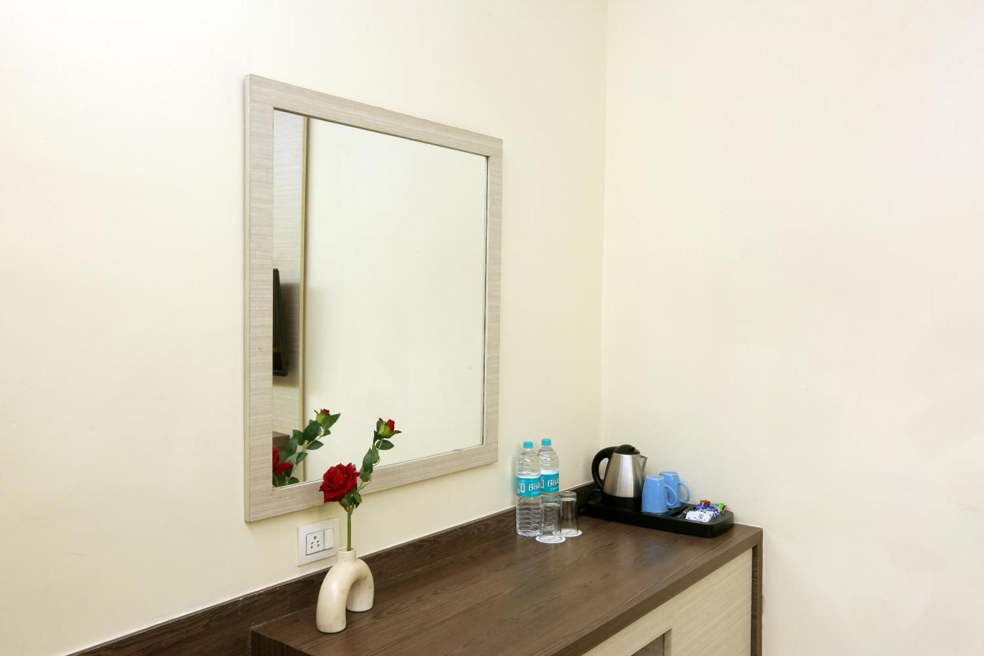 Hotel Hotel Suryaa Palace By East End Delhi Airport