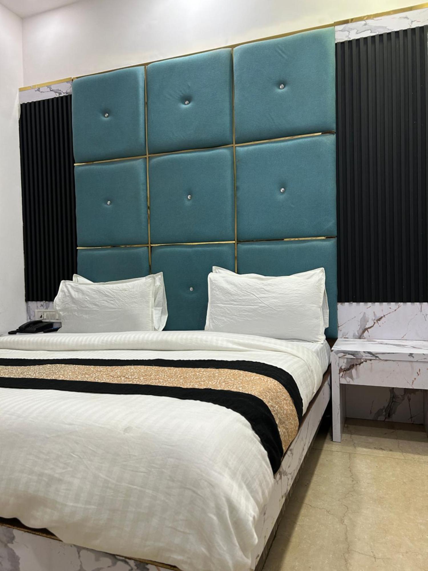Hotel Shree Guru At New Delhi Railway Station Guest house