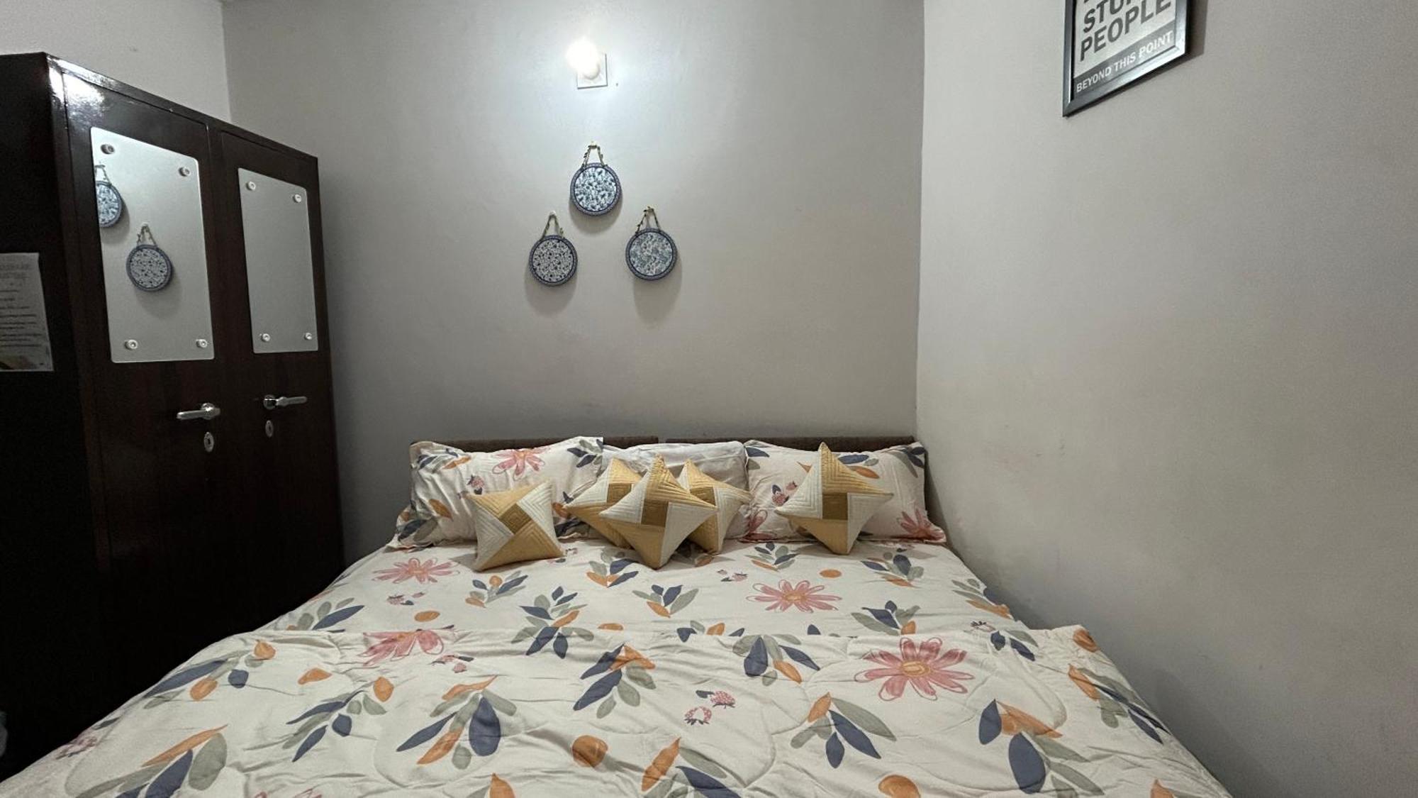 The Comfort Corner Inn- & Kitchen - Couple Friendly - 7-8 Km Drive From Airport New Delhi