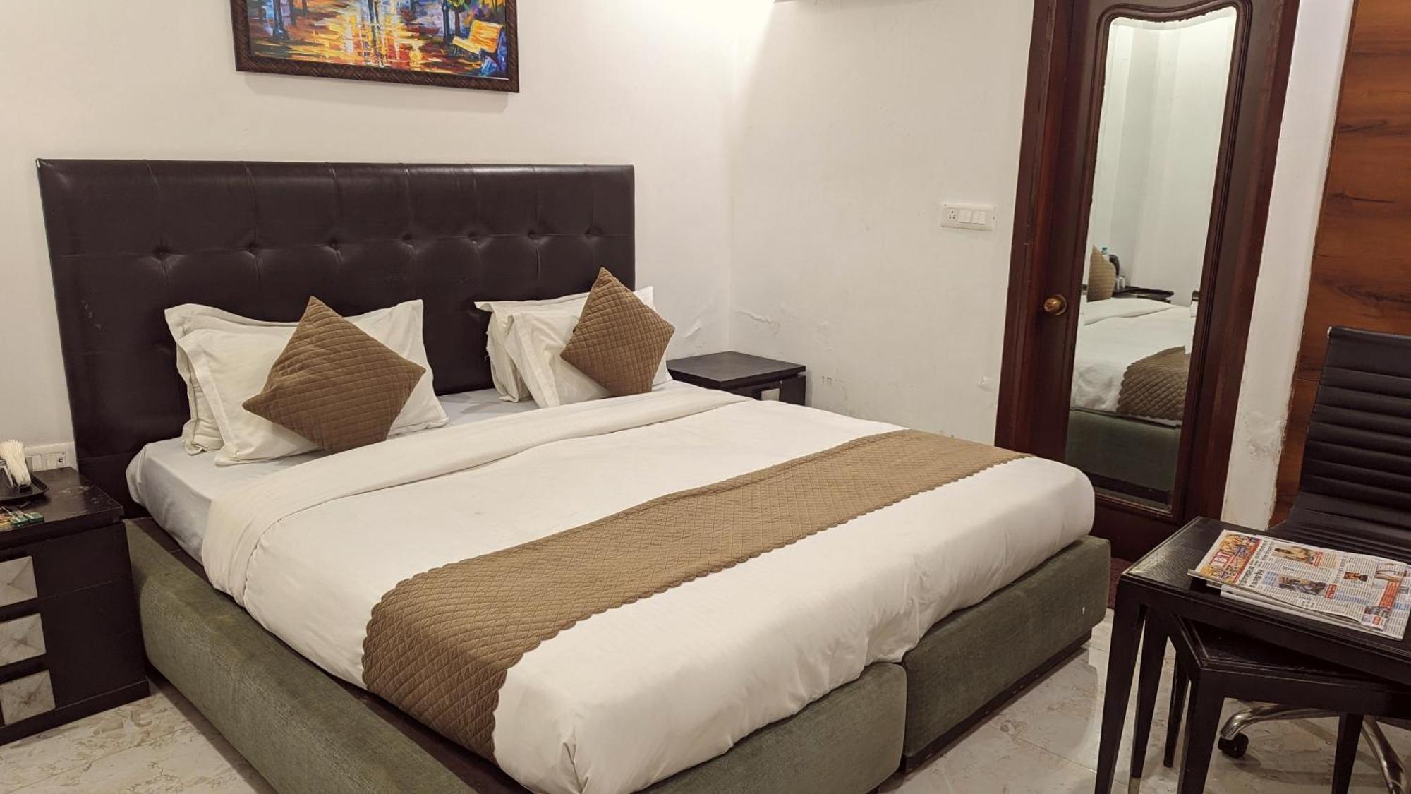 Moon Taj Near Yashobhoomi Convention Centre 3*