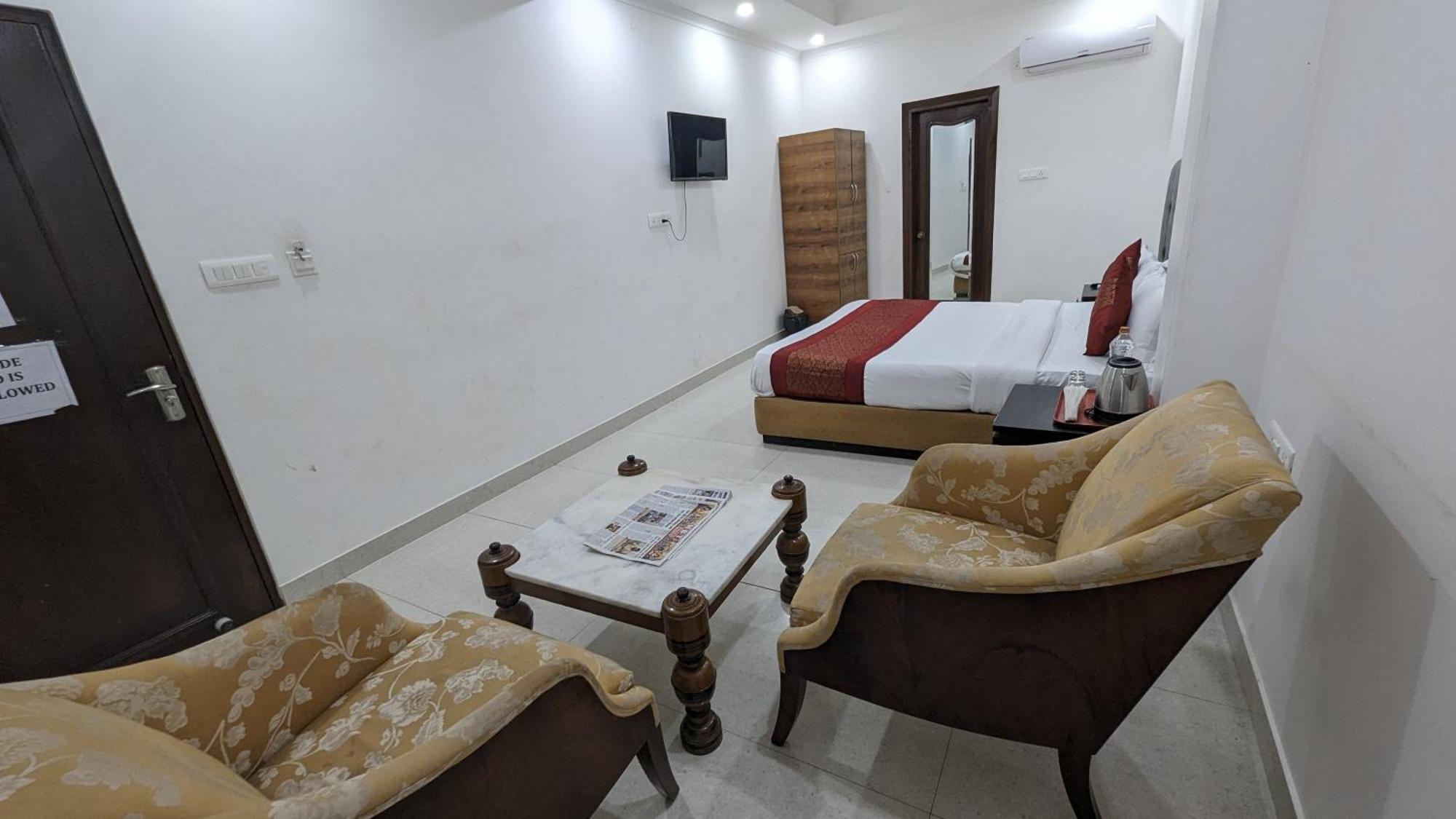 Hotel Moon Taj Near Yashobhoomi Convention Centre 3*