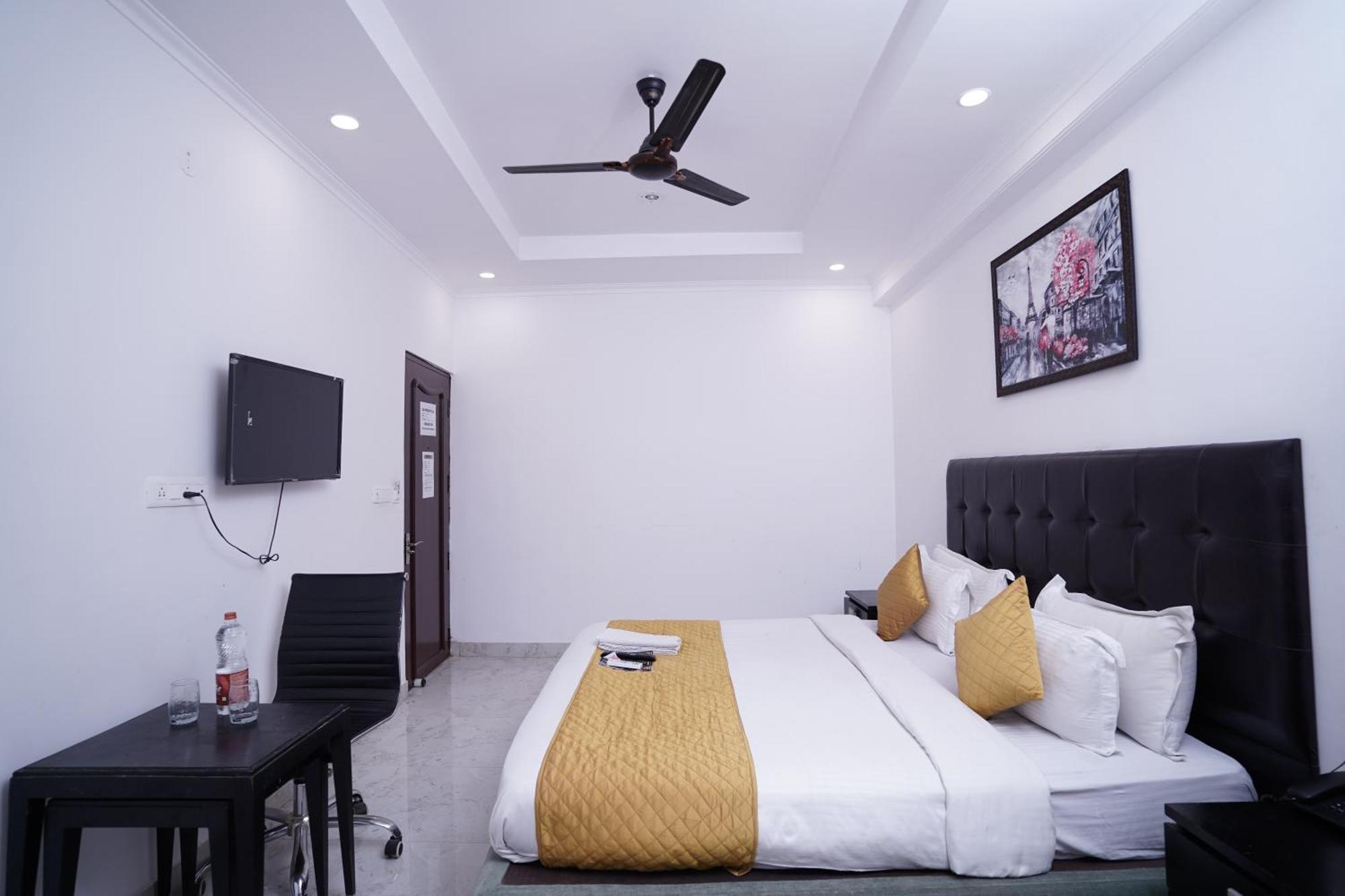 Hotel Moon Taj Near Yashobhoomi Convention Centre Delhi (National Capital Territory of India)