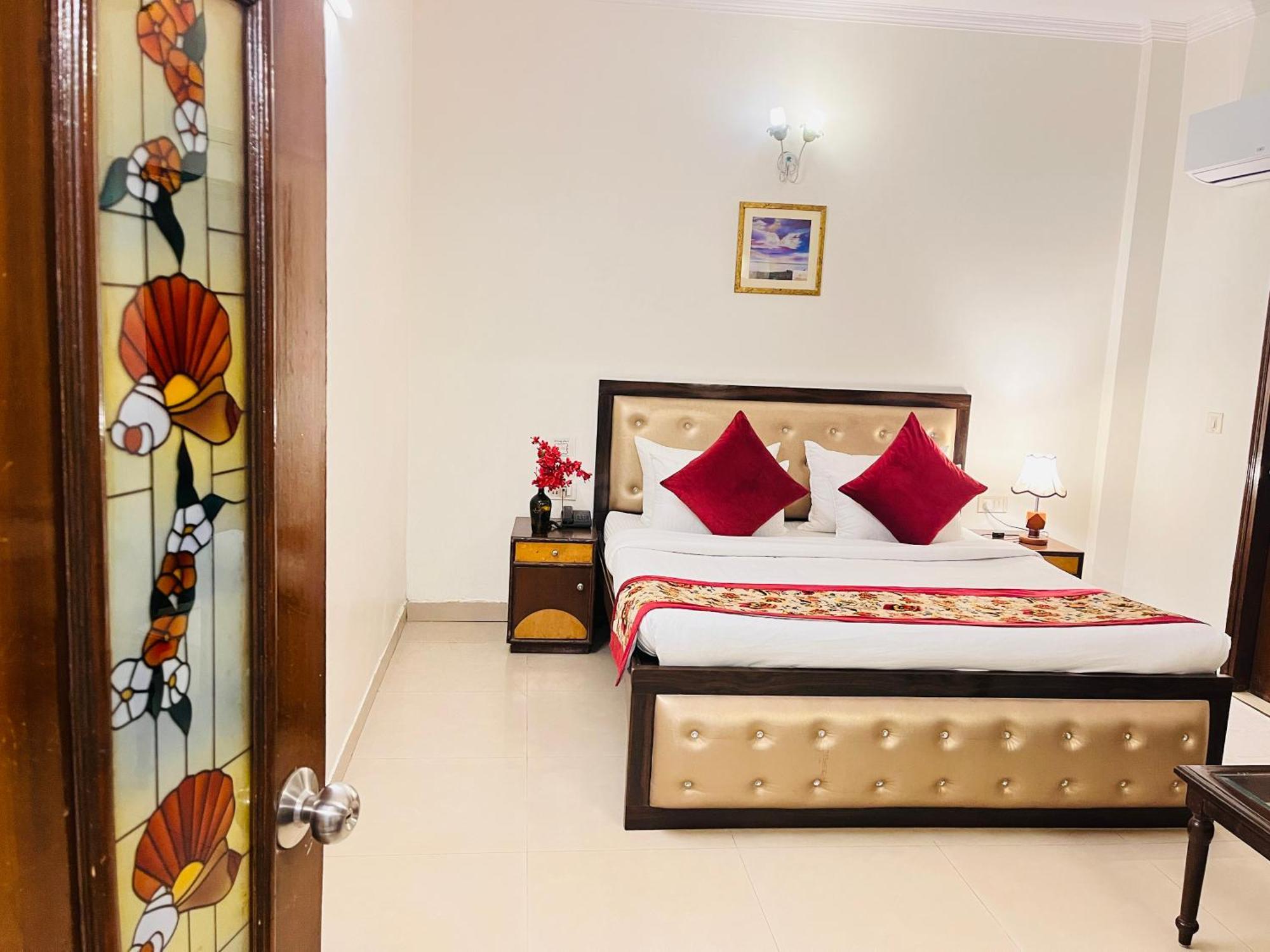 Paras - Karol Bagh Hotel 3*