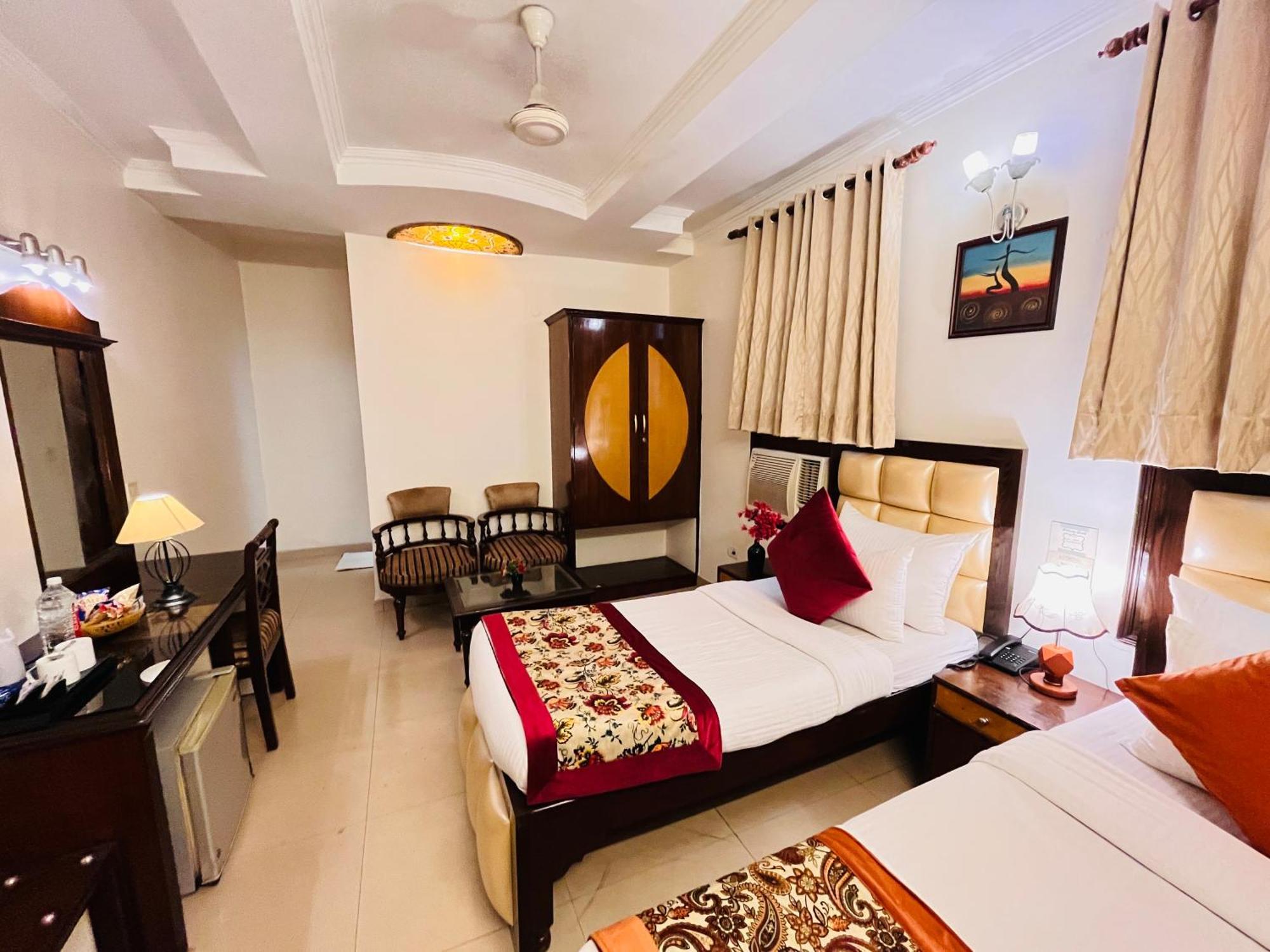 Paras - Karol Bagh Hotel 3*