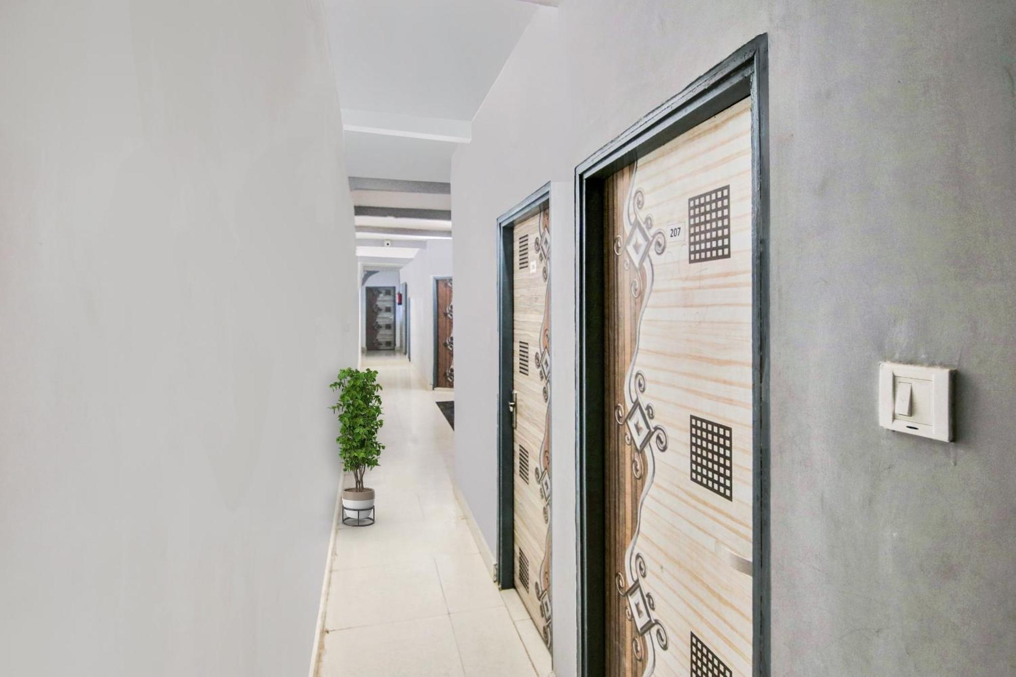 O Swarg Residency Near Nangloi Railway Station Metro Station 3* Delhi (National Capital Territory of India)