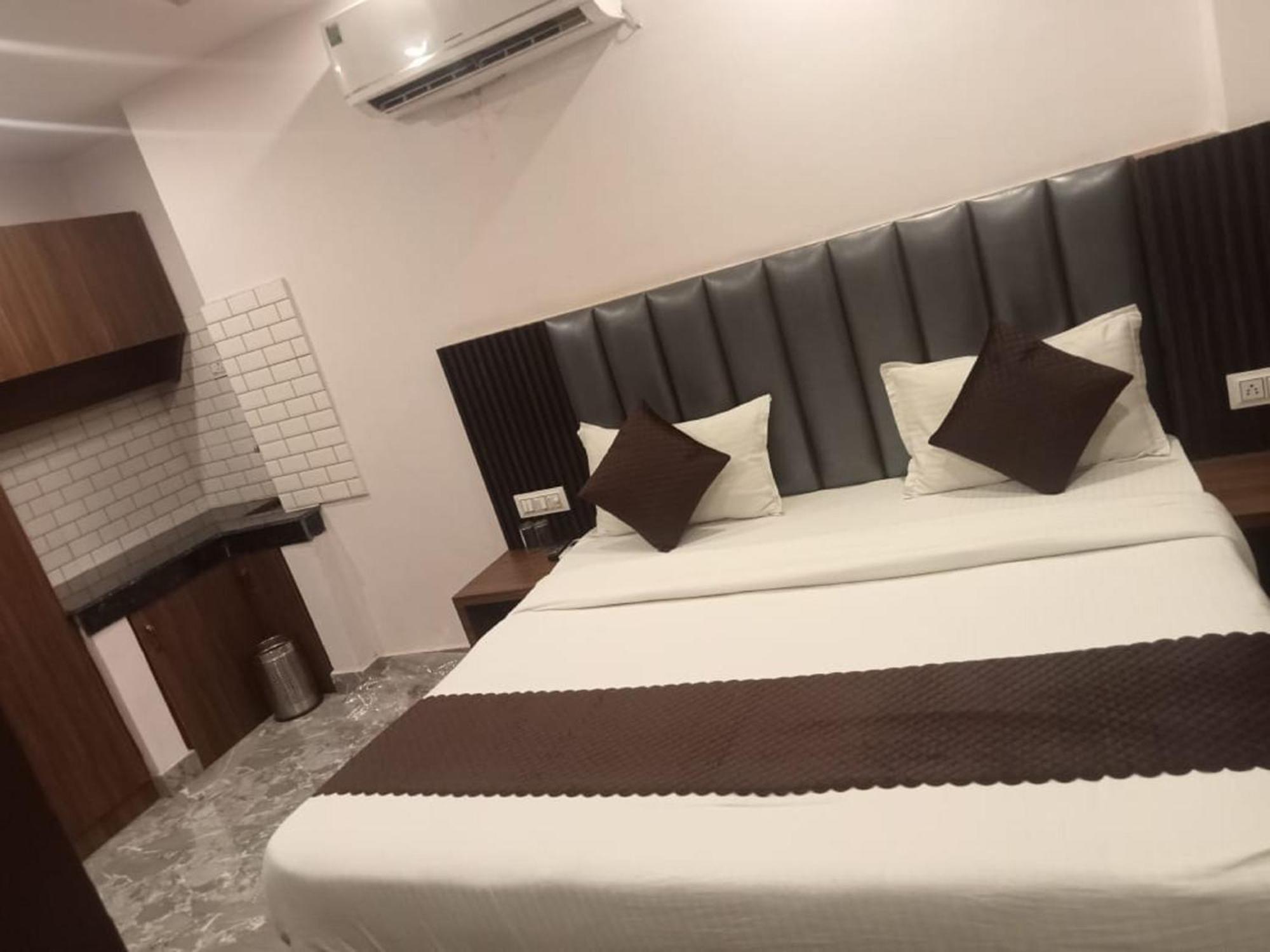 Del Fox Shanti Residency - Just A Minute Away From Railway Station And Connaught Place & 5 Mins From Vfs Hotel 3*