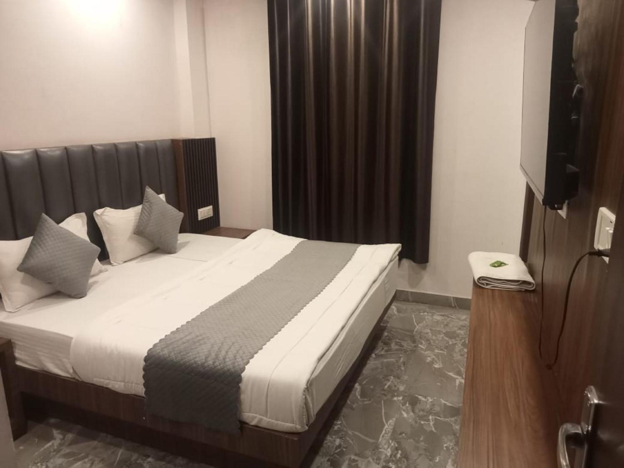 Del Fox Shanti Residency - Just A Minute Away From Railway Station And Connaught Place & 5 Mins From Vfs 3*