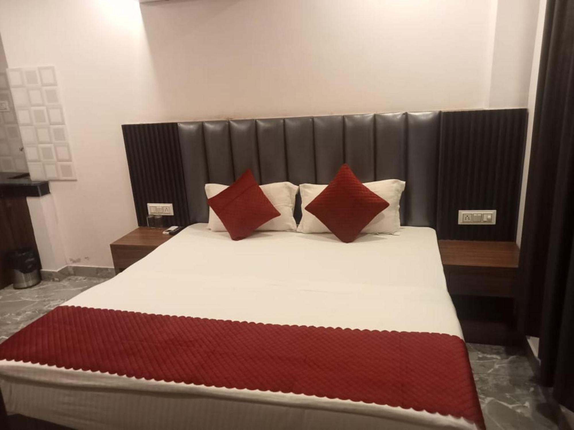 Del Fox Shanti Residency - Just A Minute Away From Railway Station And Connaught Place & 5 Mins From Vfs 3*