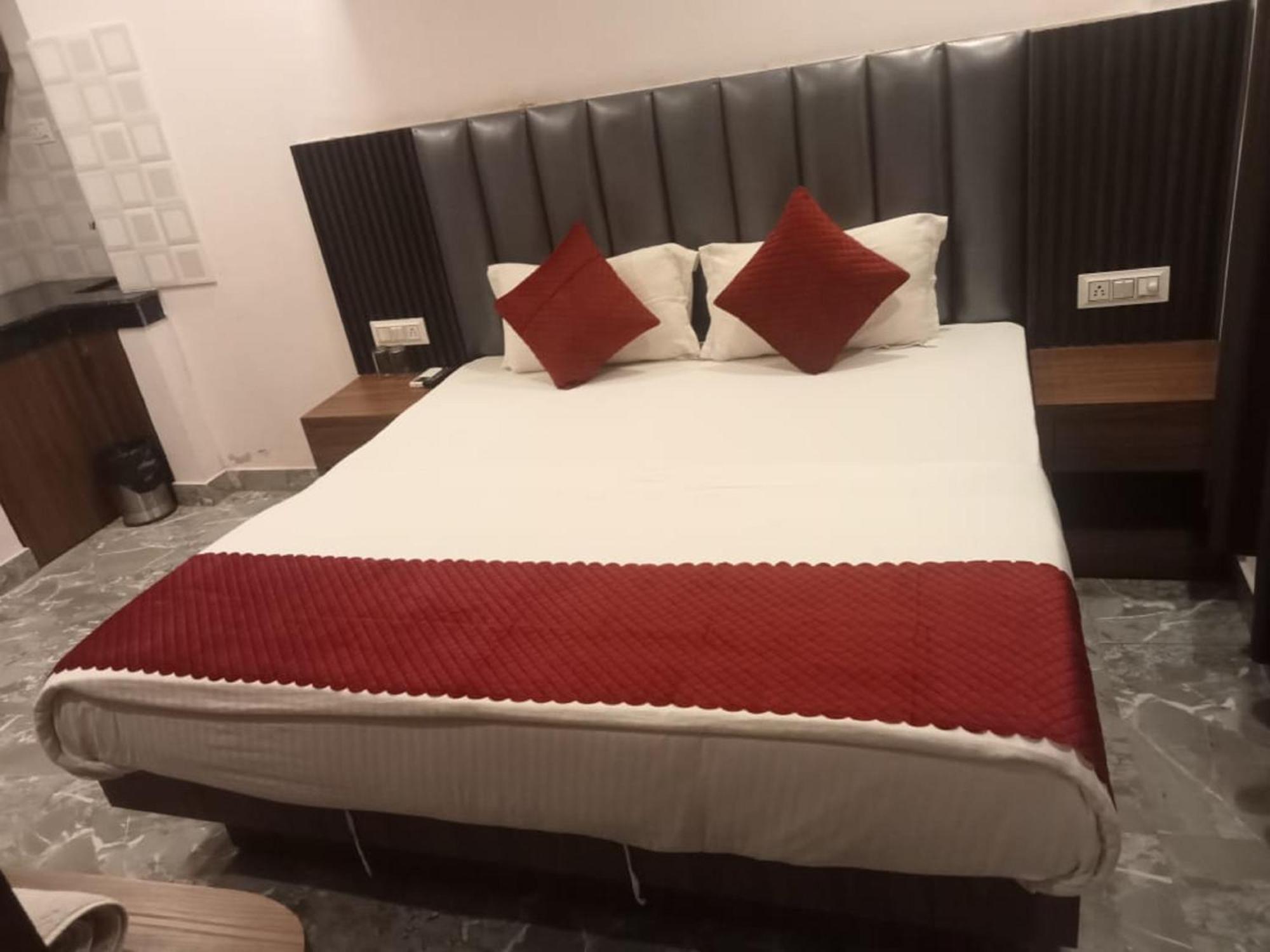 Del Fox Shanti Residency - Just A Minute Away From Railway Station And Connaught Place & 5 Mins From Vfs