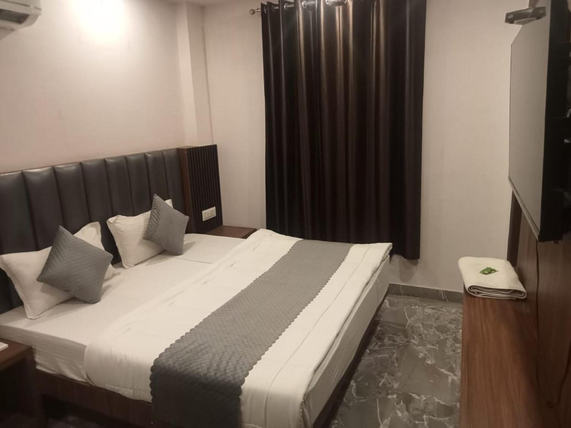 Hotel Del Fox Shanti Residency - Just A Minute Away From Railway Station And Connaught Place & 5 Mins From Vfs