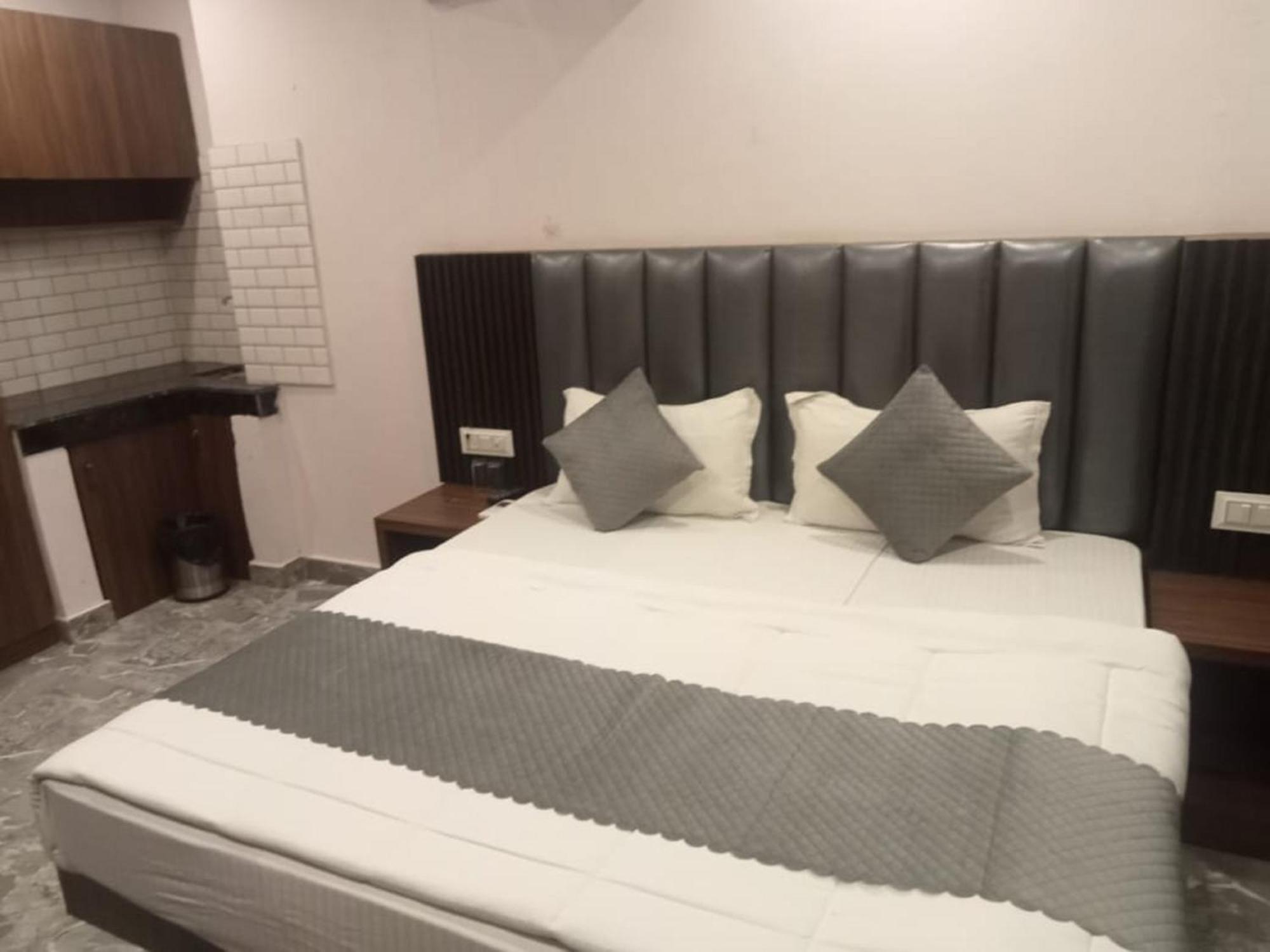 Hotel Del Fox Shanti Residency - Just A Minute Away From Railway Station And Connaught Place & 5 Mins From Vfs New Delhi