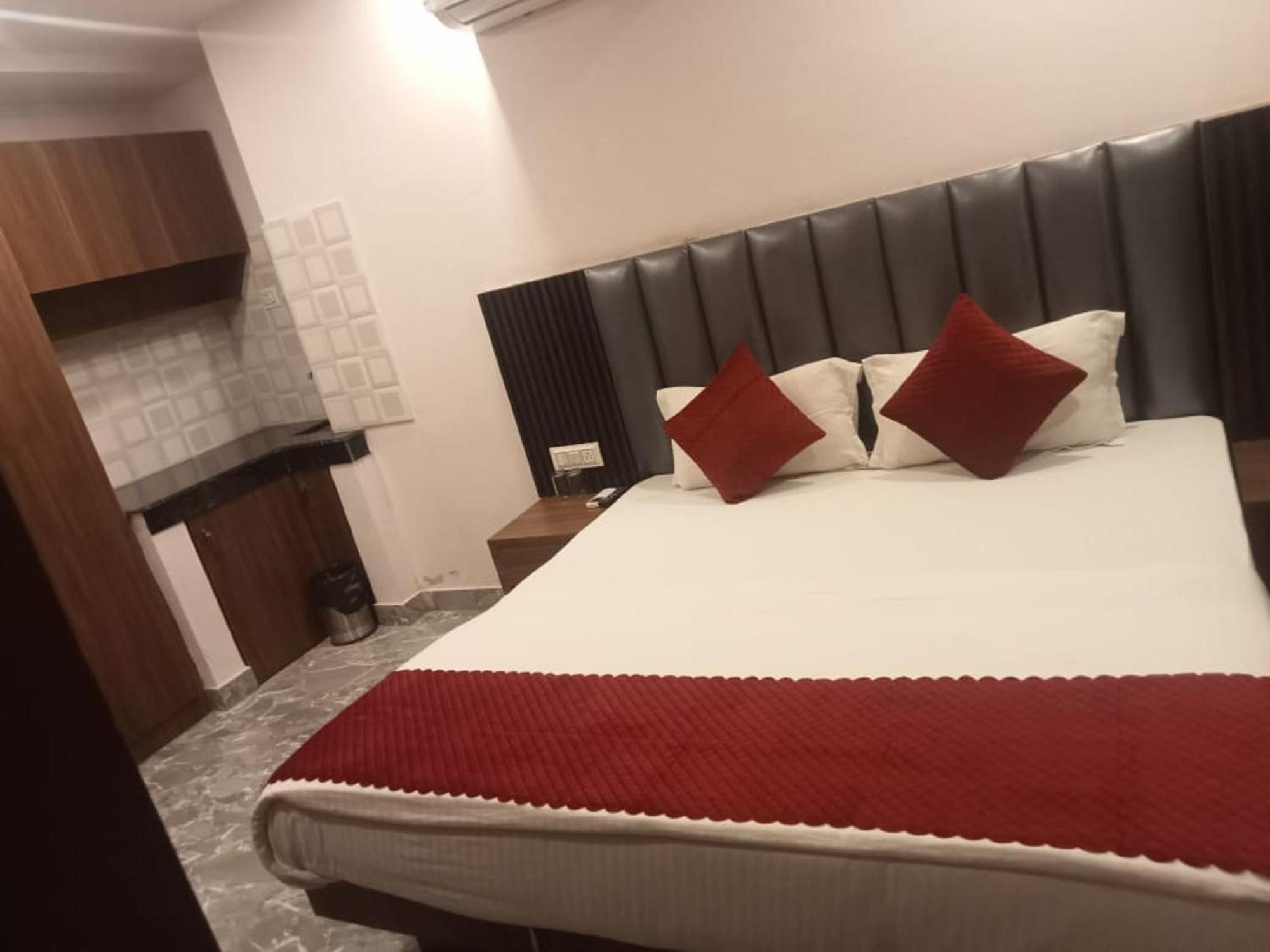 Del Fox Shanti Residency - Just A Minute Away From Railway Station And Connaught Place & 5 Mins From Vfs 3*