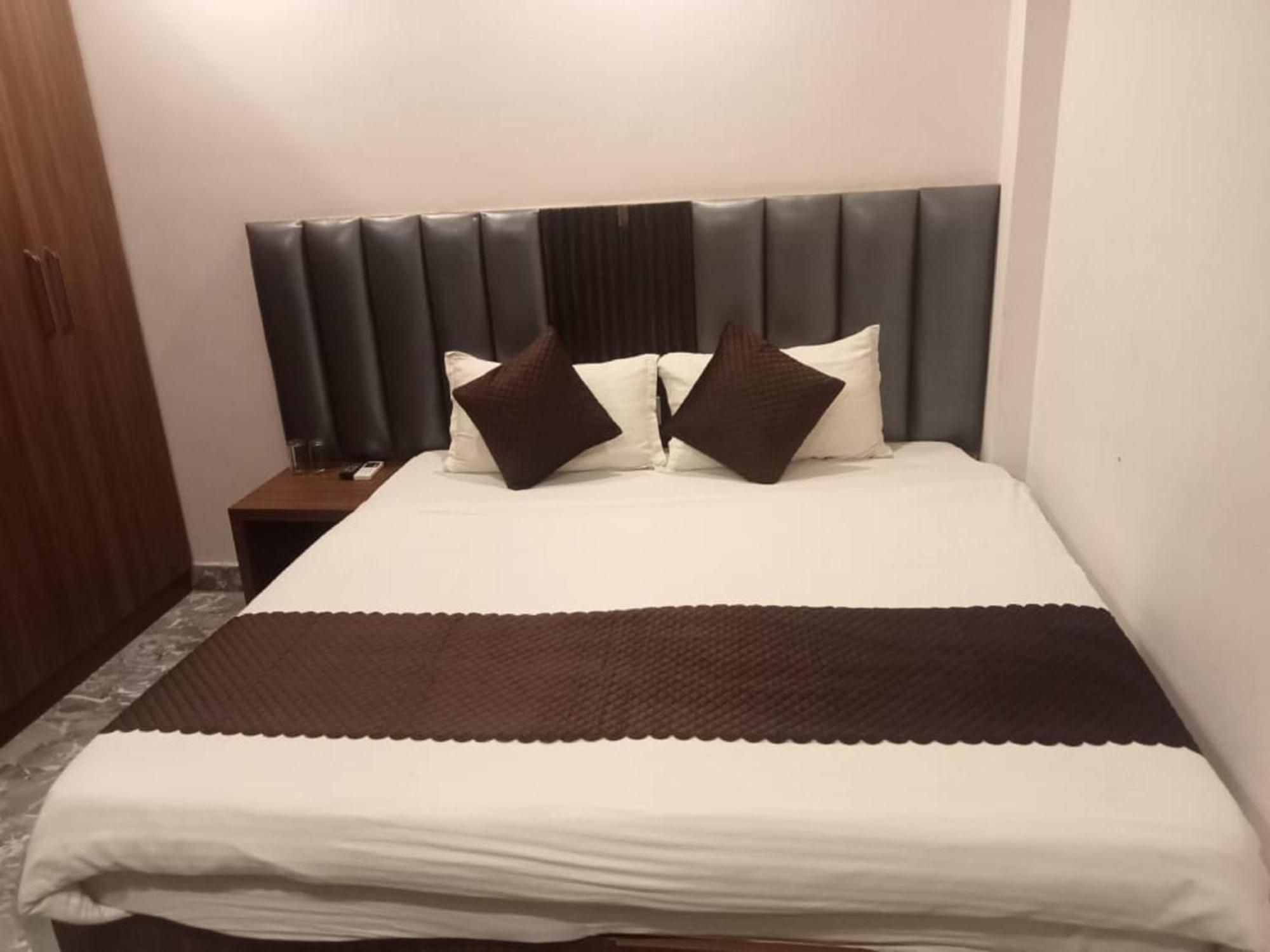 Del Fox Shanti Residency - Just A Minute Away From Railway Station And Connaught Place & 5 Mins From Vfs 3* New Delhi