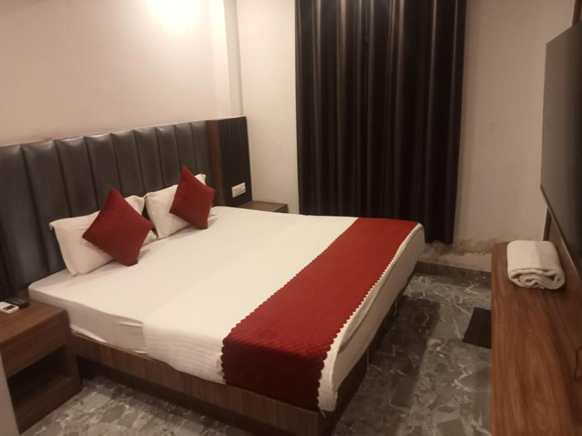 Del Fox Shanti Residency - Just A Minute Away From Railway Station And Connaught Place & 5 Mins From Vfs