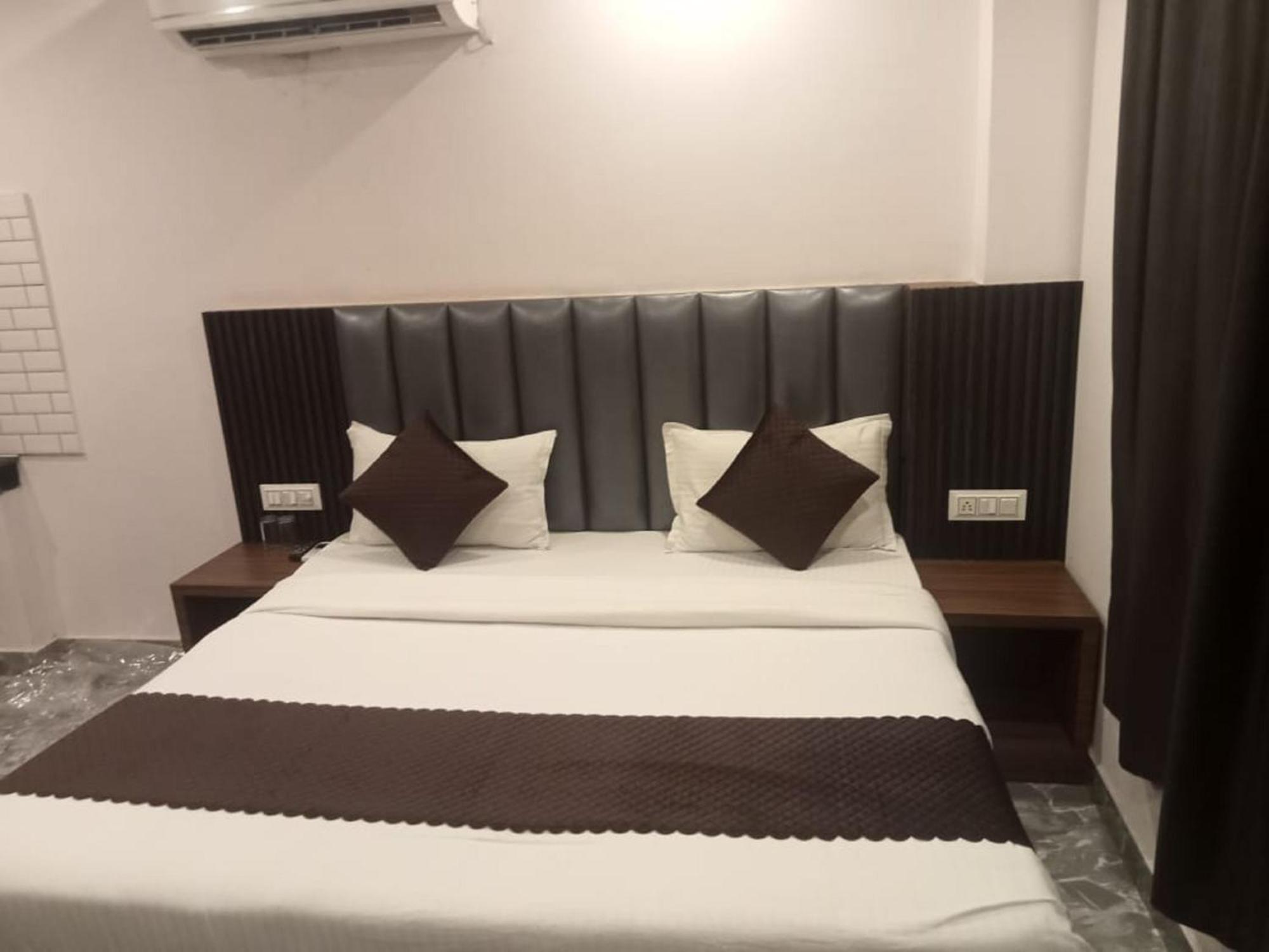 Del Fox Shanti Residency - Just A Minute Away From Railway Station And Connaught Place & 5 Mins From Vfs Hotel 3*