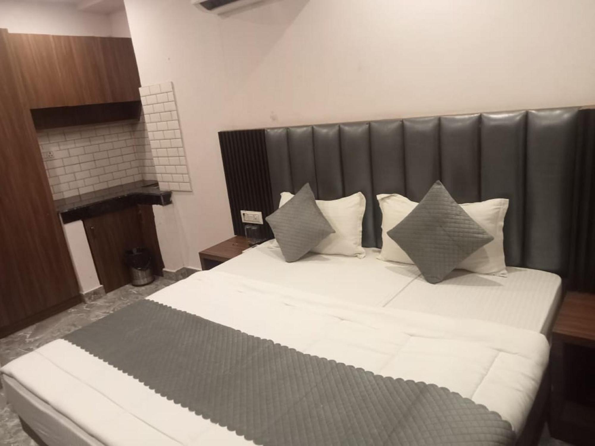 Hotel Del Fox Shanti Residency - Just A Minute Away From Railway Station And Connaught Place & 5 Mins From Vfs 3*