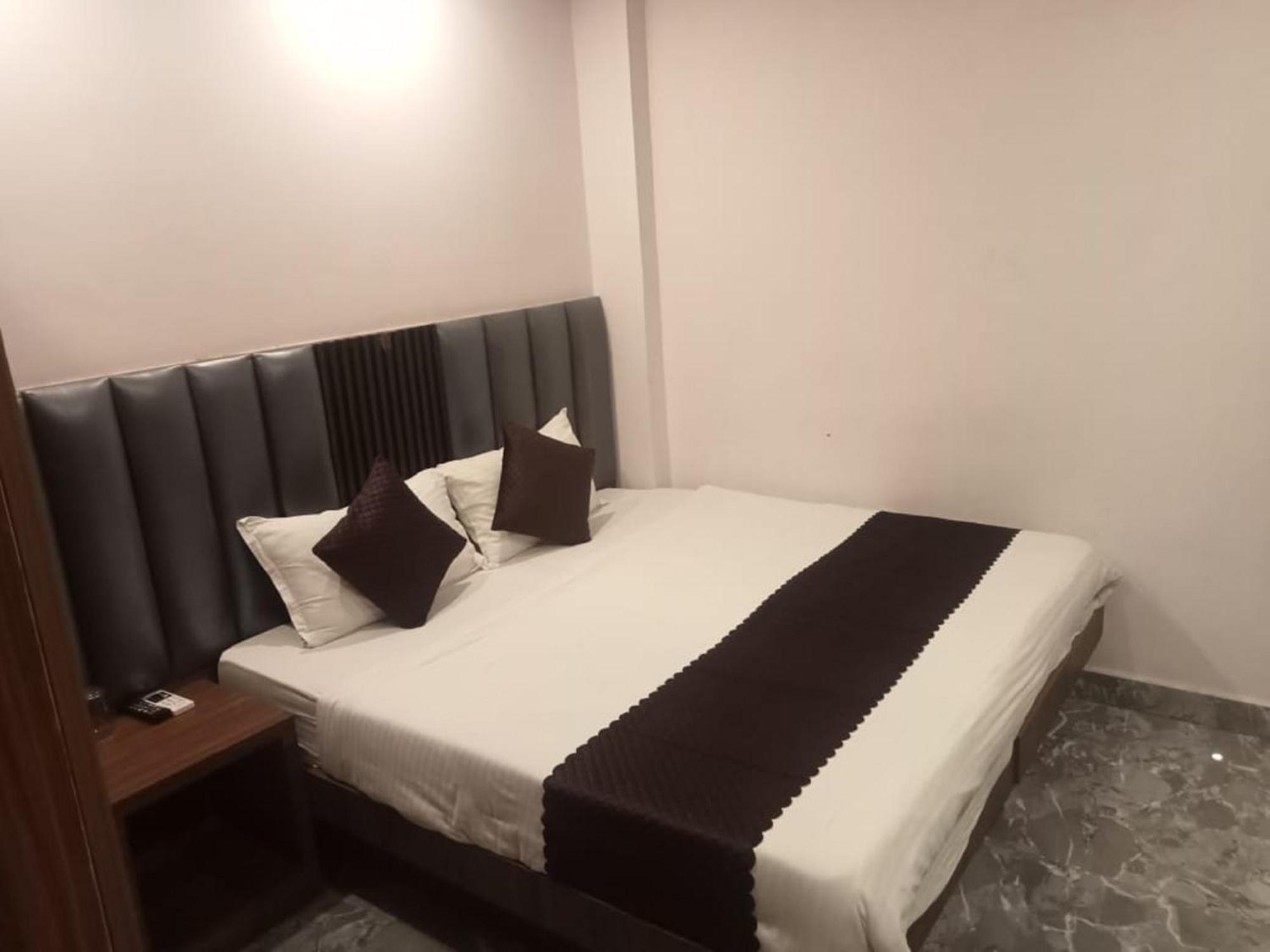 Del Fox Shanti Residency - Just A Minute Away From Railway Station And Connaught Place & 5 Mins From Vfs