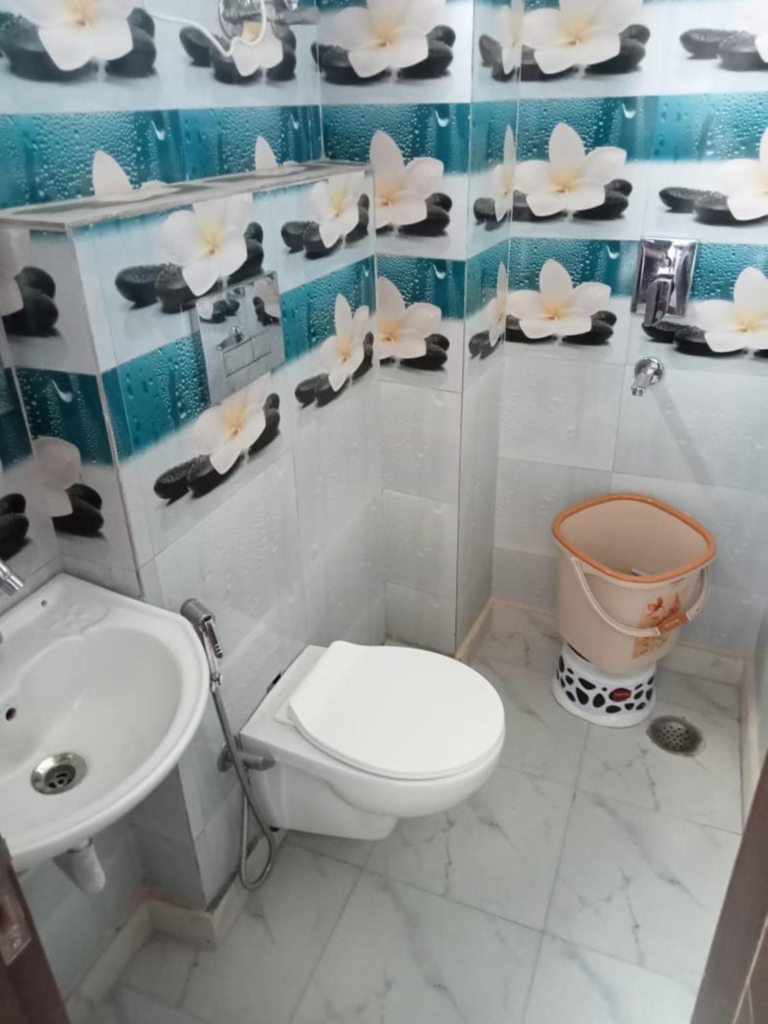 Hotel Del Fox Shanti Residency - Just A Minute Away From Railway Station And Connaught Place & 5 Mins From Vfs 3*
