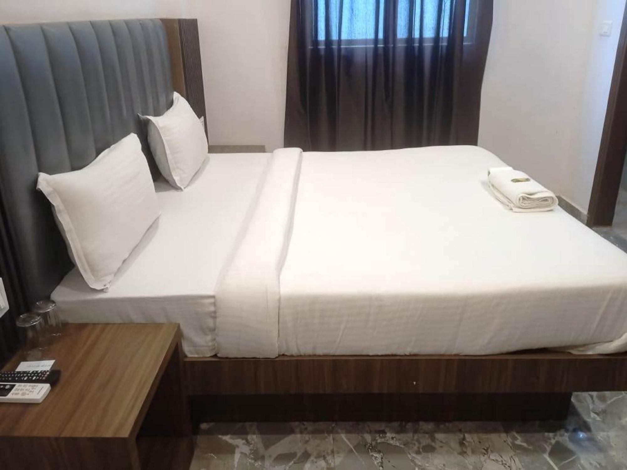 Hotel Del Fox Shanti Residency - Just A Minute Away From Railway Station And Connaught Place & 5 Mins From Vfs 3*