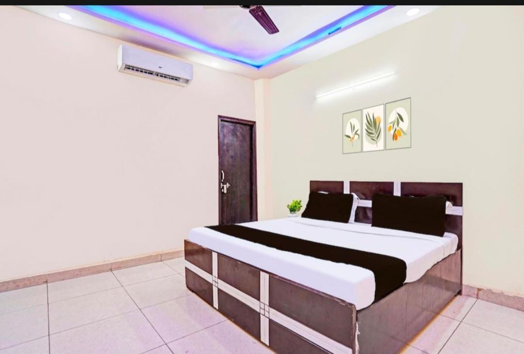 Hotel Small Town New Delhi
