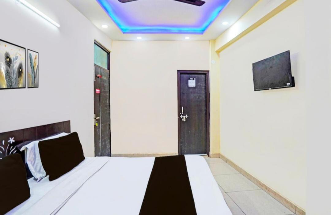 Hotel Small Town New Delhi