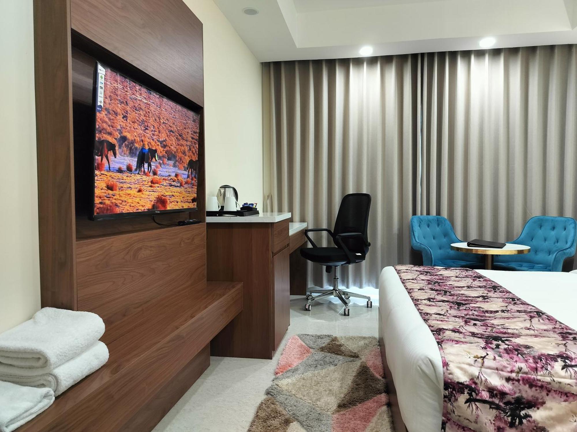 Hotel Luxe Opera Nh8 - 7km From Igi Airport Delhi 4*