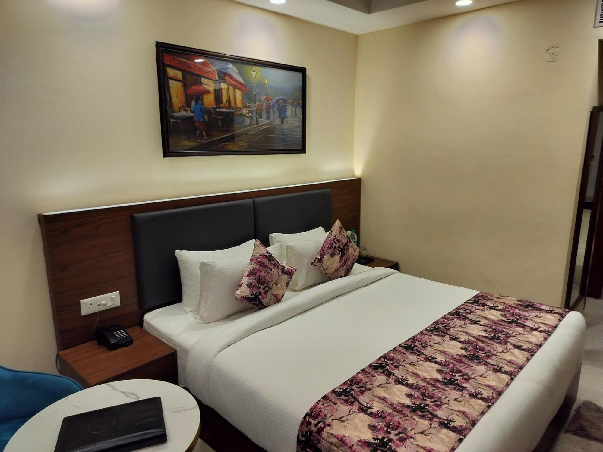 Luxe Opera Nh8 - 7km From Igi Airport Delhi 4*