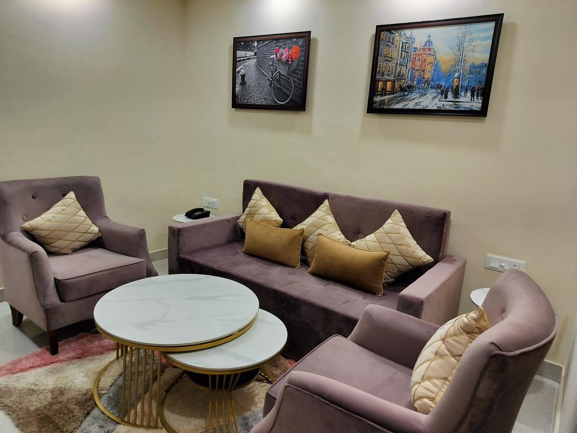 Luxe Opera Nh8 - 7km From Igi Airport Delhi 4*