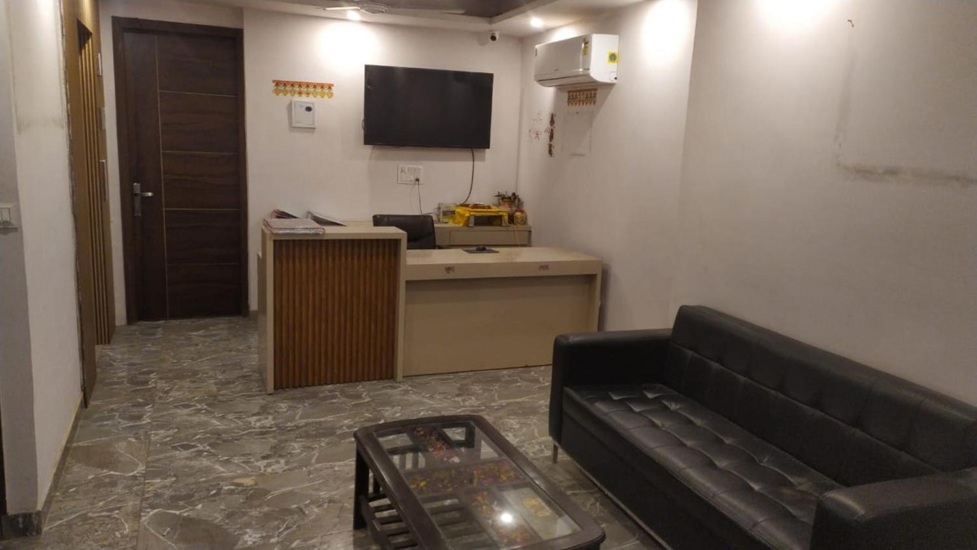 Del Fox Shanti Residency - Just A Minute Away From Railway Station And Connaught Place & 5 Mins From Vfs 3*