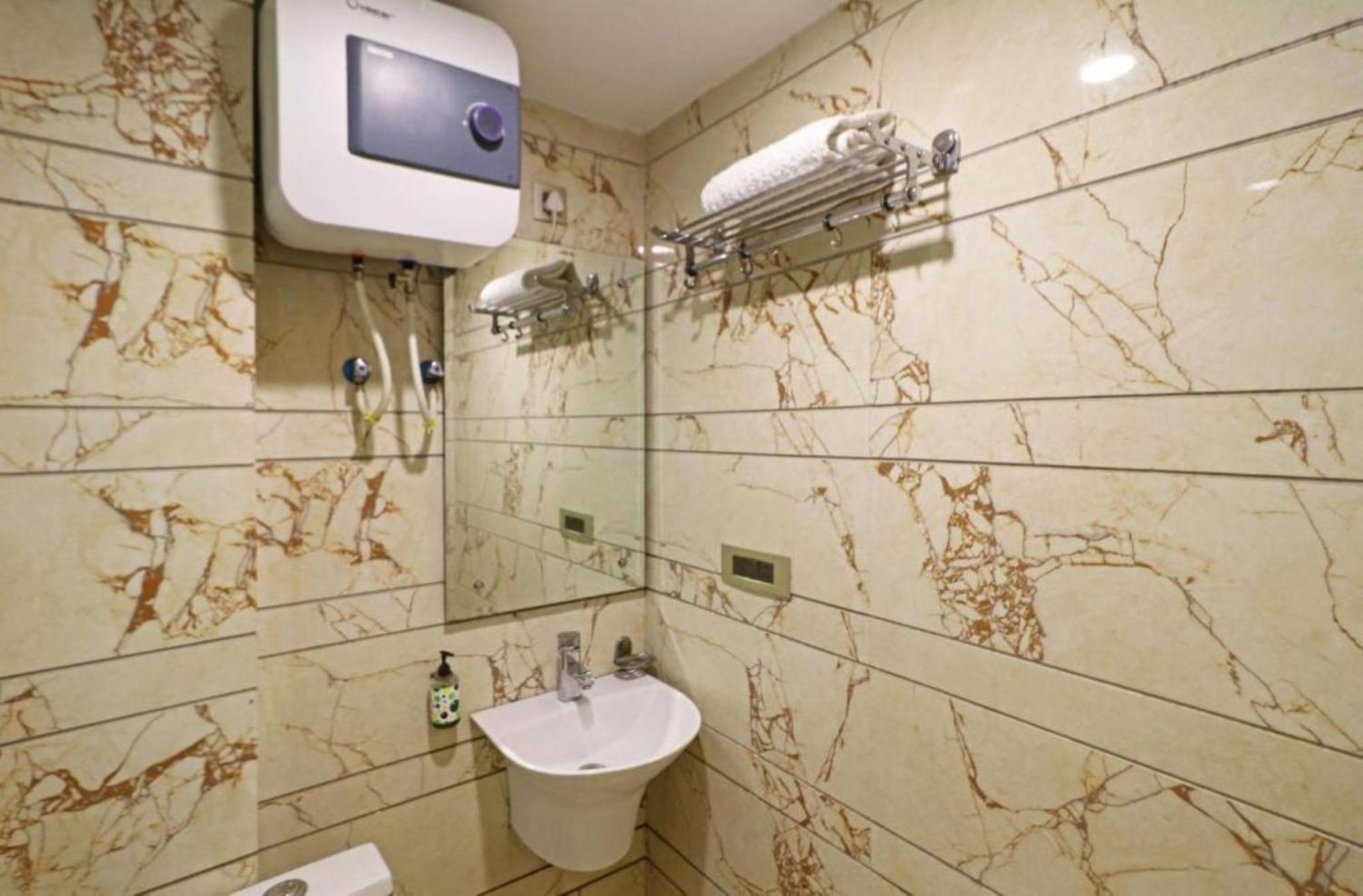 Del Fox Shanti Residency - Just A Minute Away From Railway Station And Connaught Place & 5 Mins From Vfs