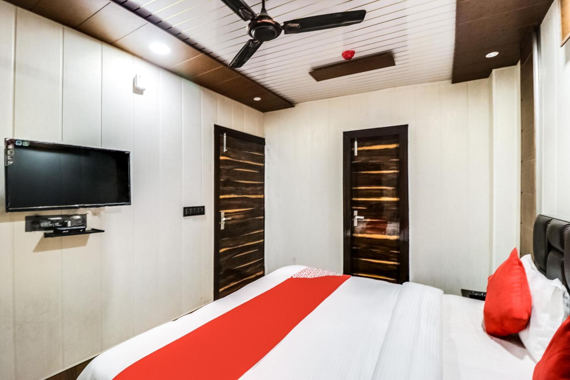Jps Galaxy Near Pvr Vikaspuri Hotel 3*