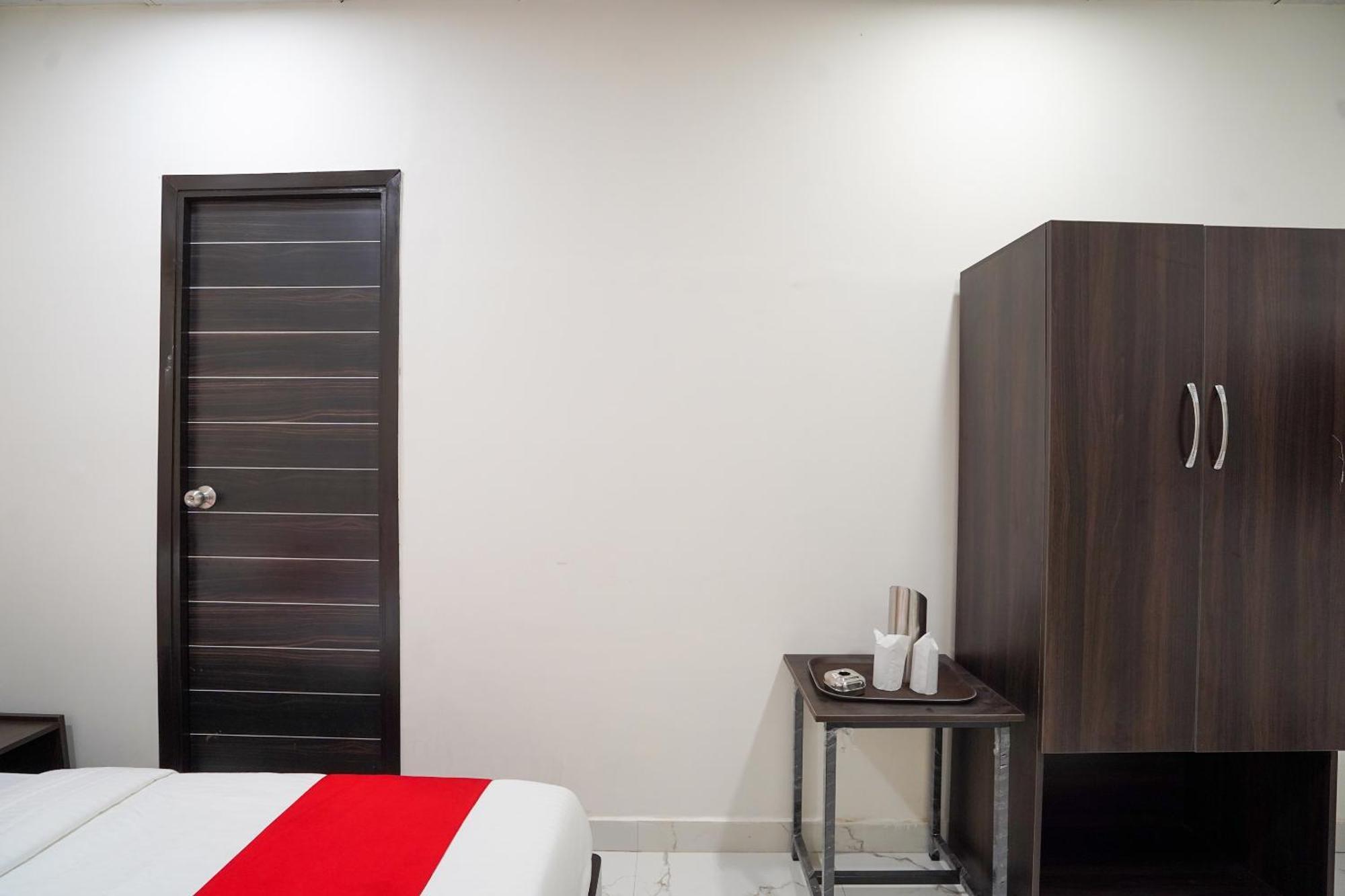 Hotel O Mannat Near Pacific Mall Tagore Garden