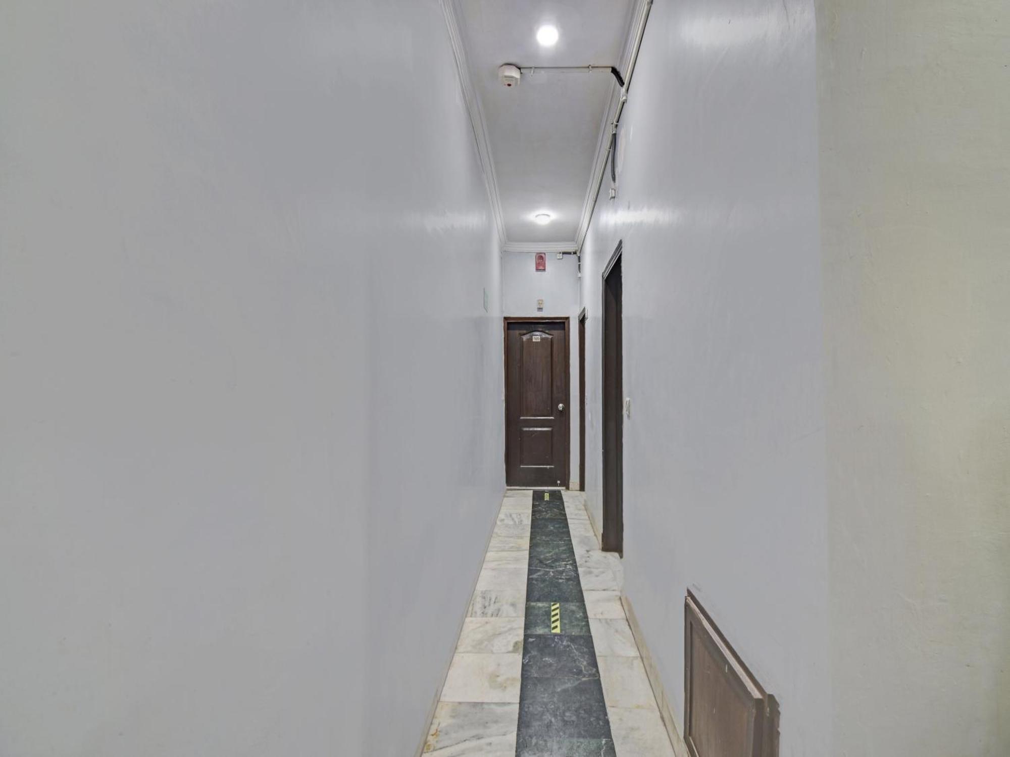 Hotel O 81340 Maanavi New Delhi