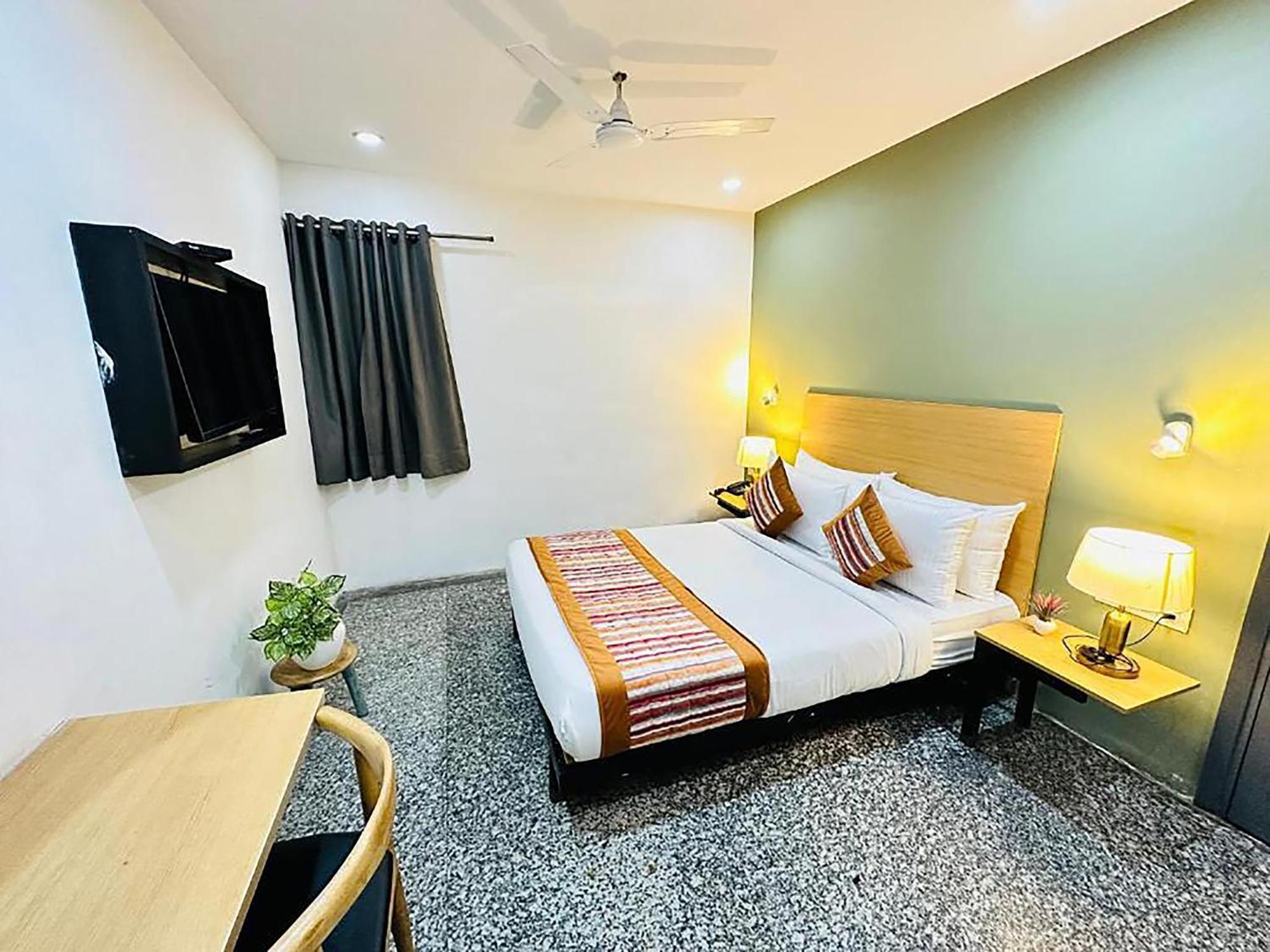 Golden Saffron By Qotel-punjabi Bagh Hotel New Delhi