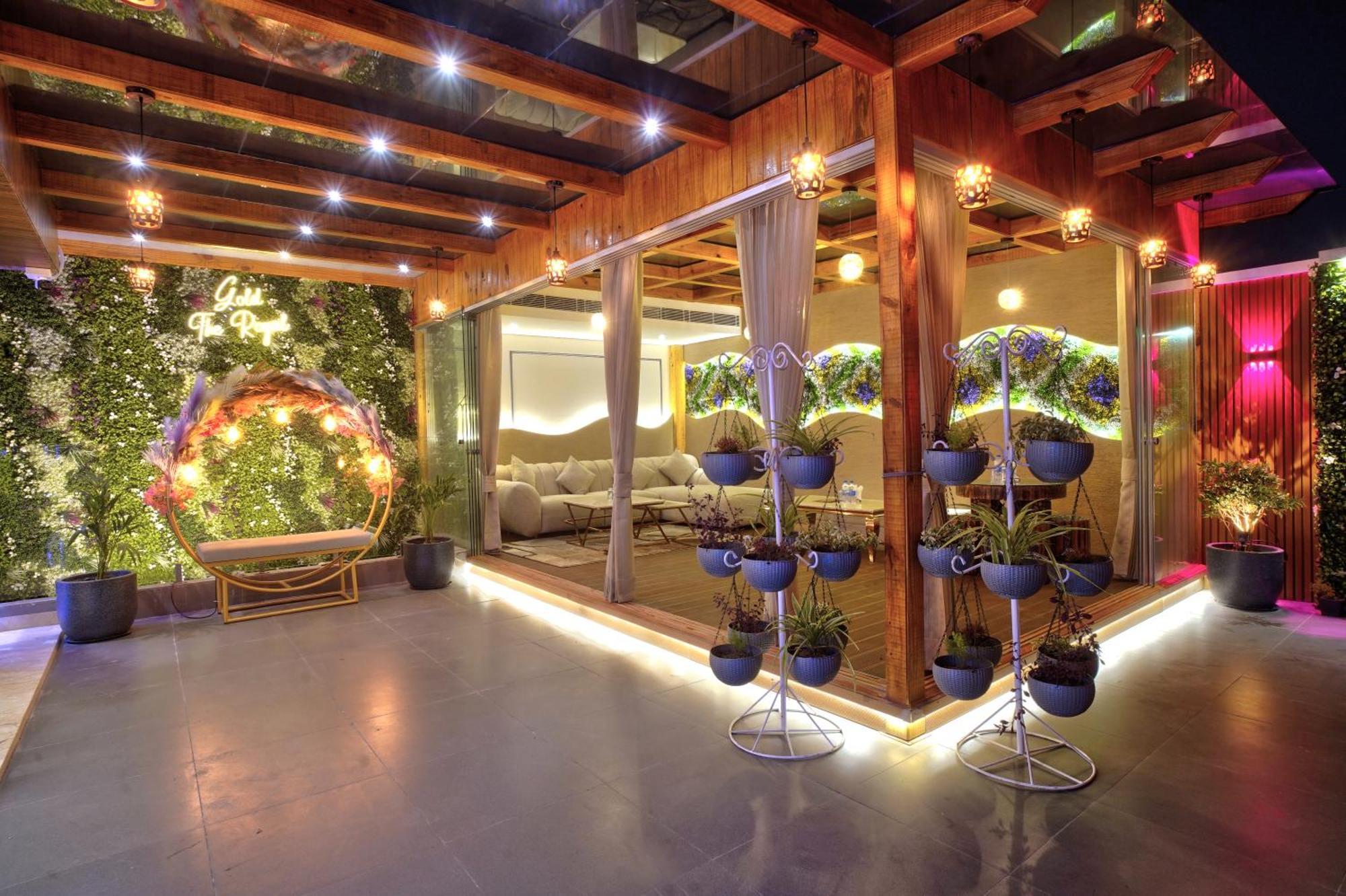 Hotel Newly Built Gold The Royal With Rooftop Restaurant - 2mins Walk From Rail Station & 5mins From Connaught Place