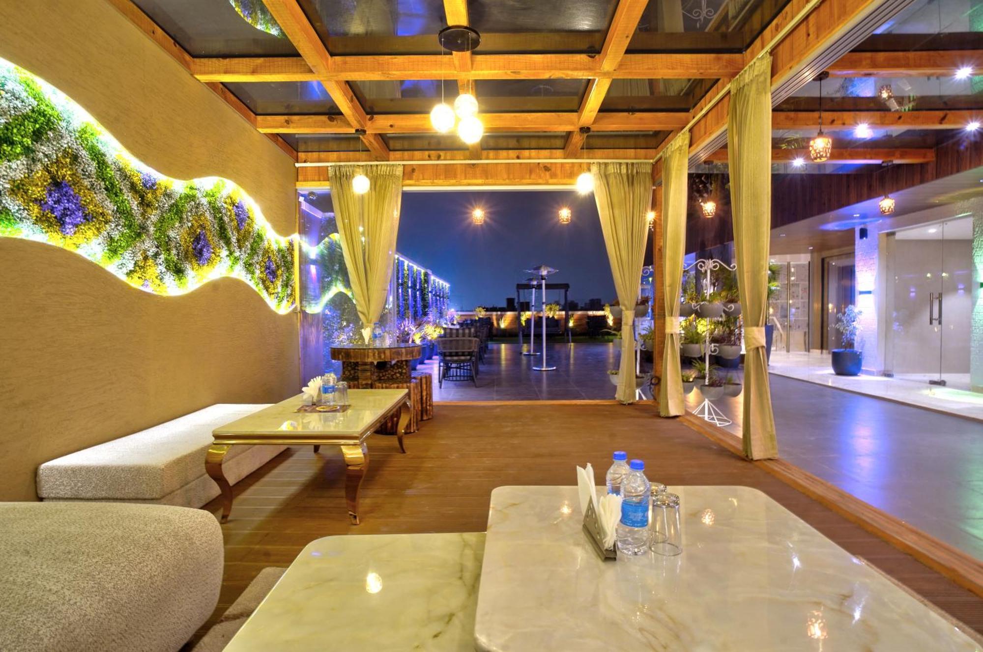 Newly Built Gold The Royal With Rooftop Restaurant - 2mins Walk From Rail Station & 5mins From Connaught Place Hotel New Delhi