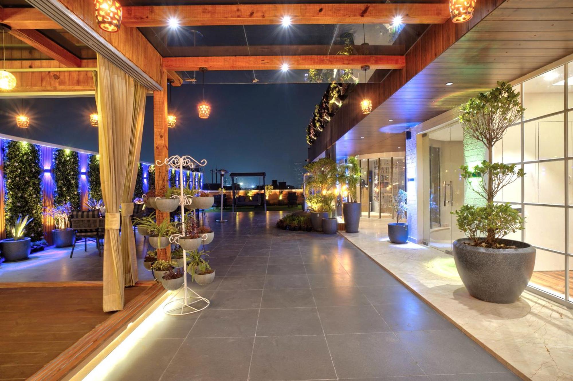 Newly Built Gold The Royal With Rooftop Restaurant - 2mins Walk From Rail Station & 5mins From Connaught Place New Delhi