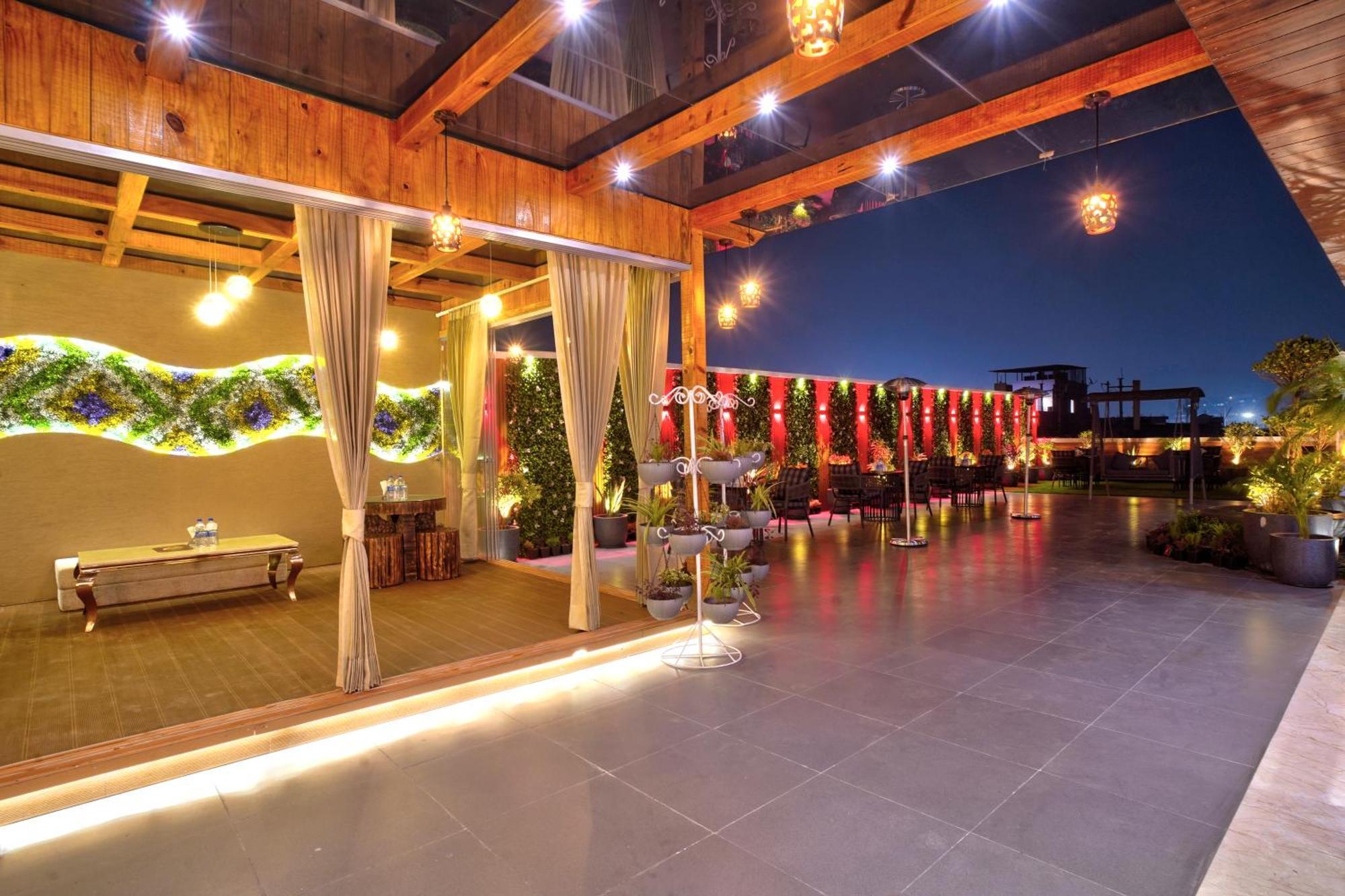 Newly Built Gold The Royal With Rooftop Restaurant - 2mins Walk From Rail Station & 5mins From Connaught Place