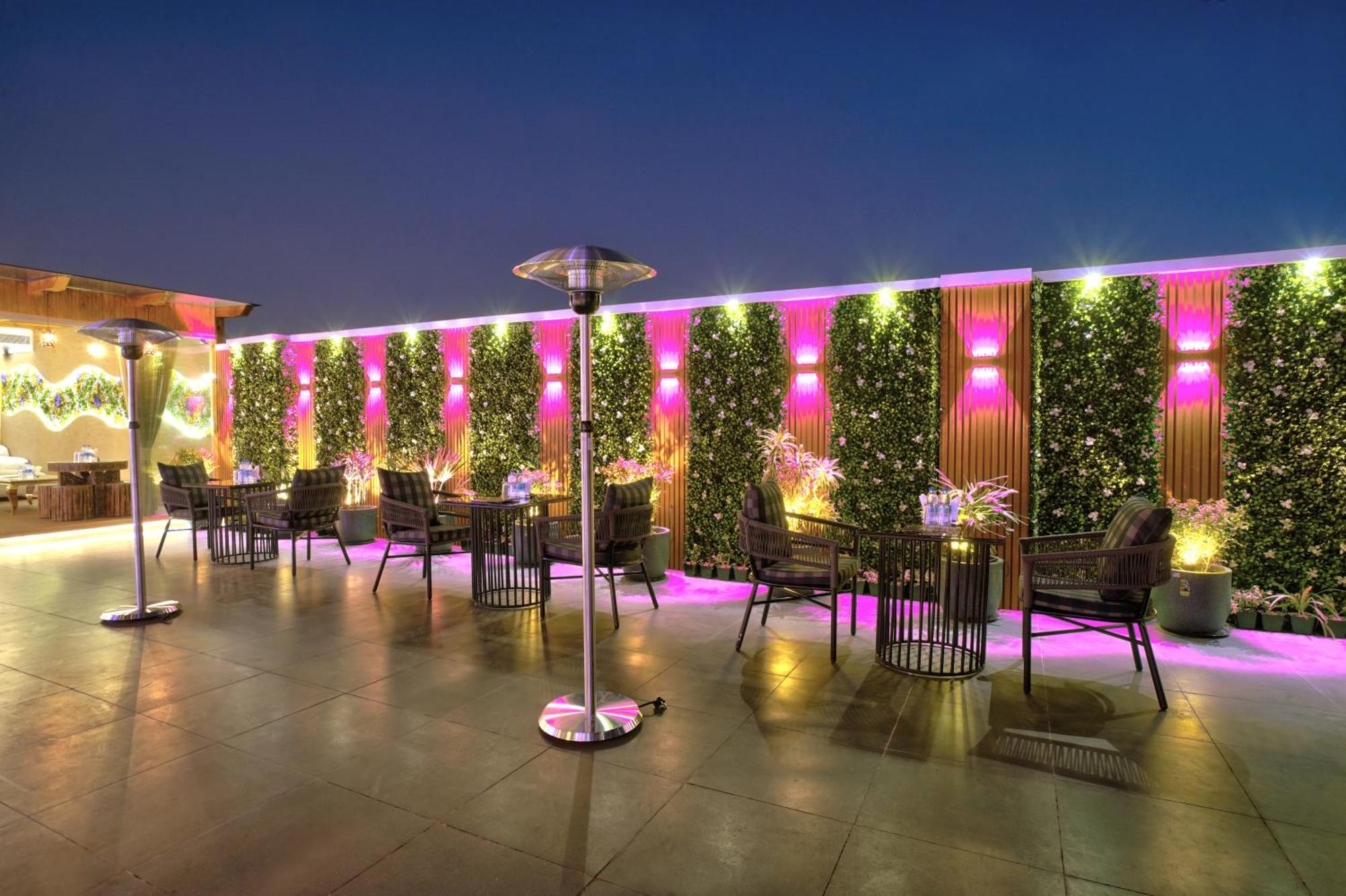 Newly Built Gold The Royal With Rooftop Restaurant - 2mins Walk From Rail Station & 5mins From Connaught Place 4* New Delhi