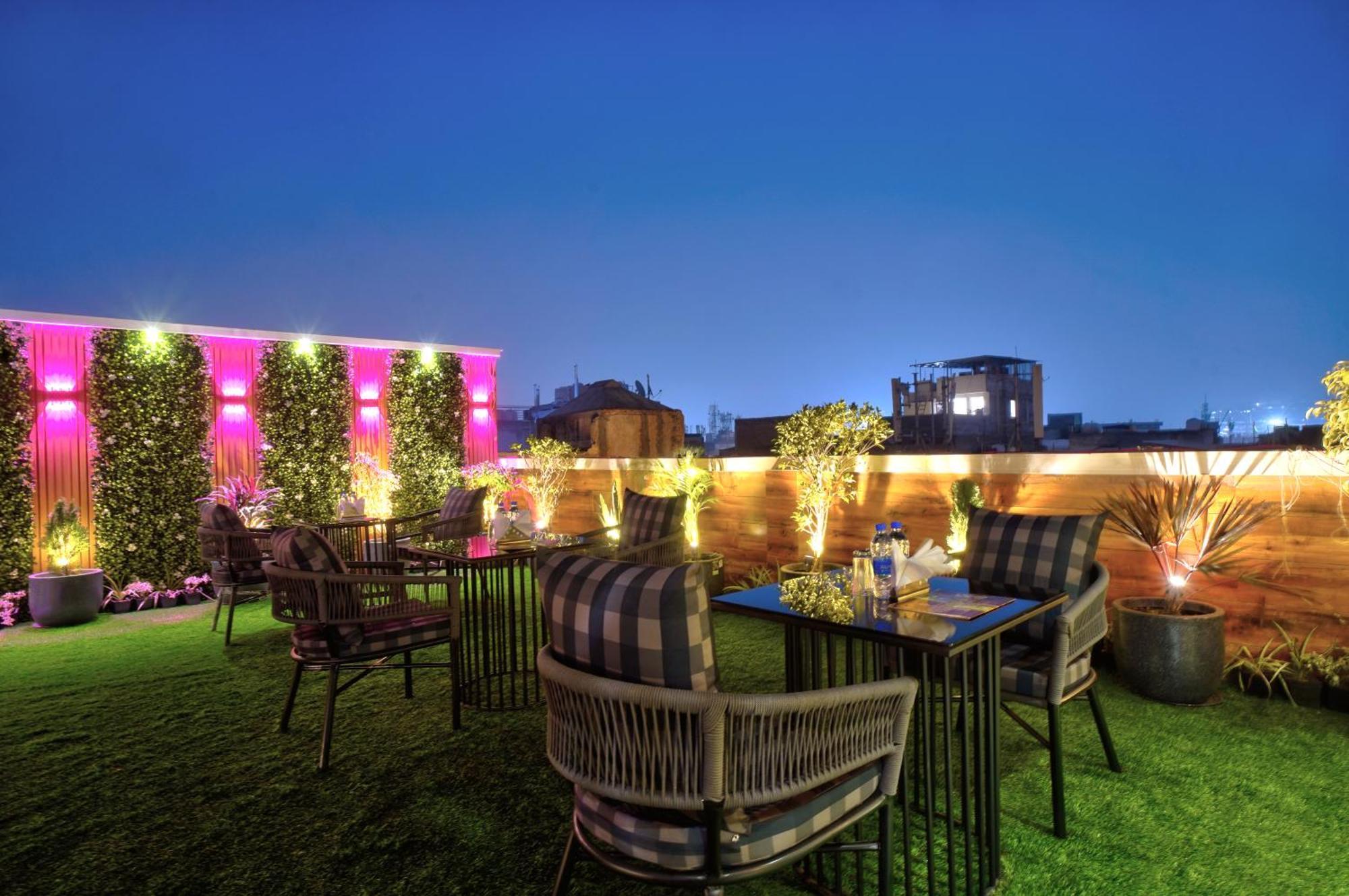Newly Built Gold The Royal With Rooftop Restaurant - 2mins Walk From Rail Station & 5mins From Connaught Place
