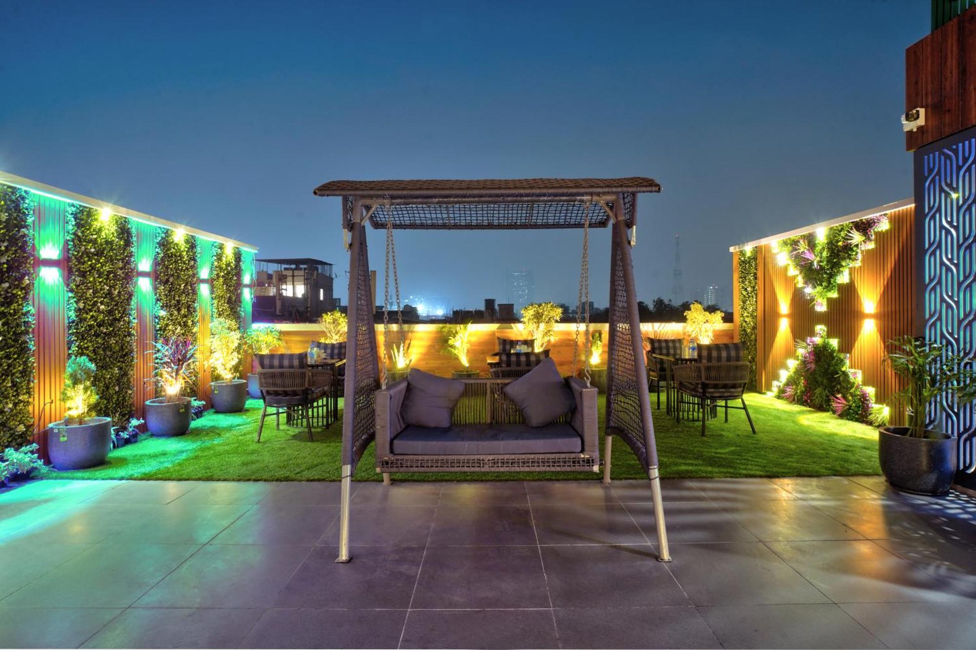 Newly Built Gold The Royal With Rooftop Restaurant - 2mins Walk From Rail Station & 5mins From Connaught Place Hotel