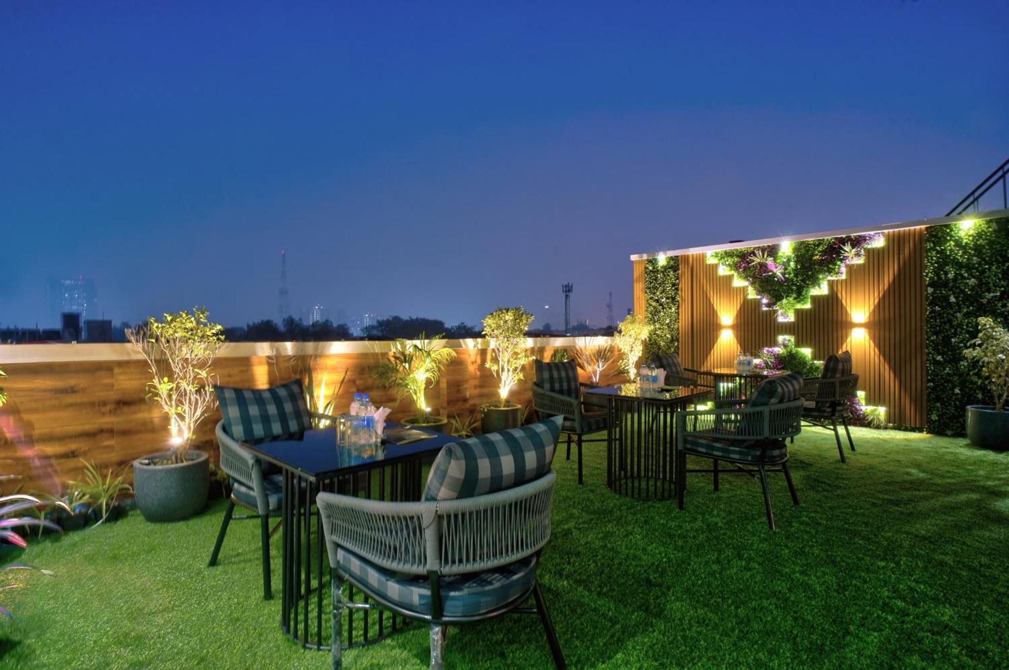 Newly Built Gold The Royal With Rooftop Restaurant - 2mins Walk From Rail Station & 5mins From Connaught Place Hotel